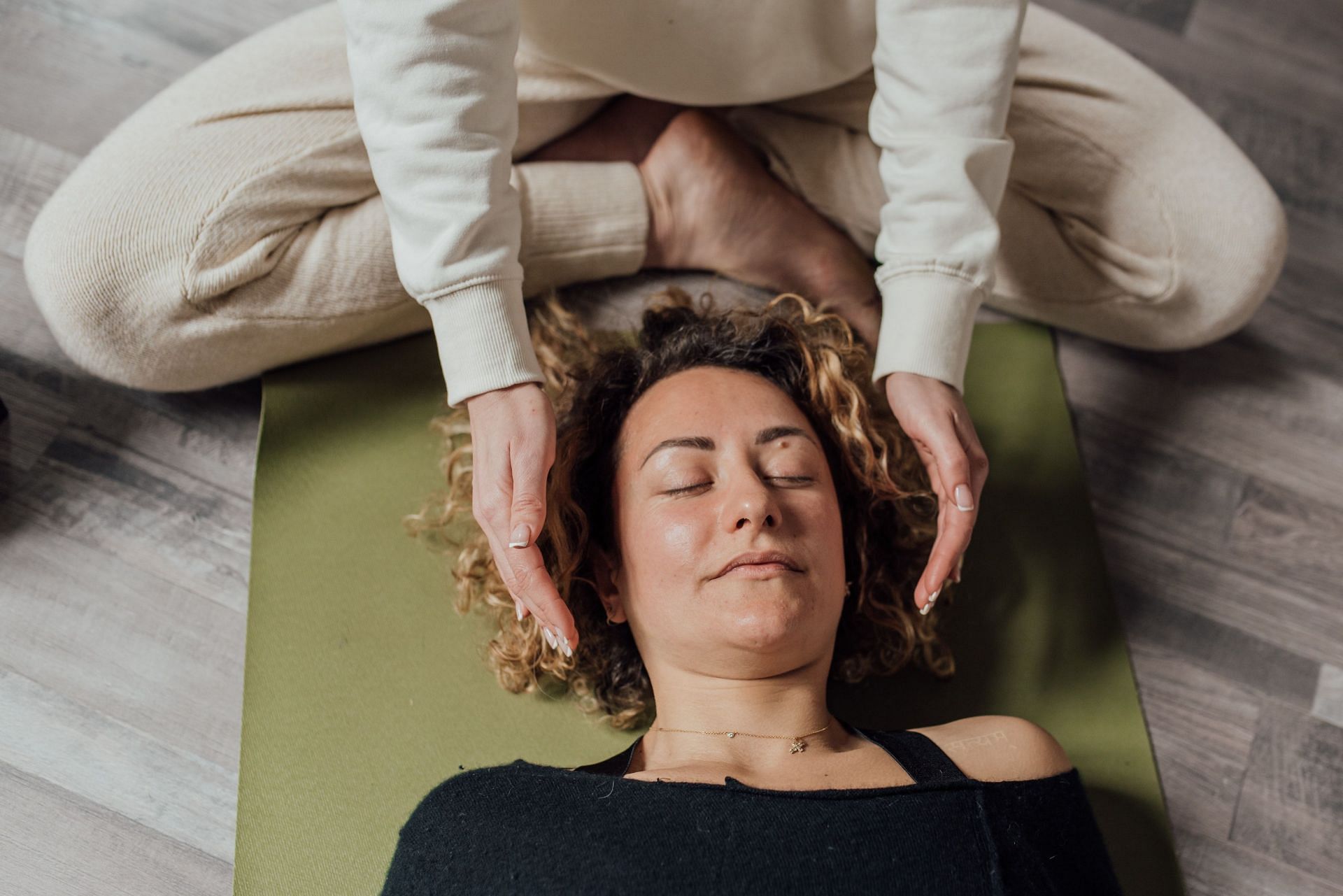 Reiki therapy may assist reduce the perception of pain. (Image via Pexels/ Arina Krasnikova)