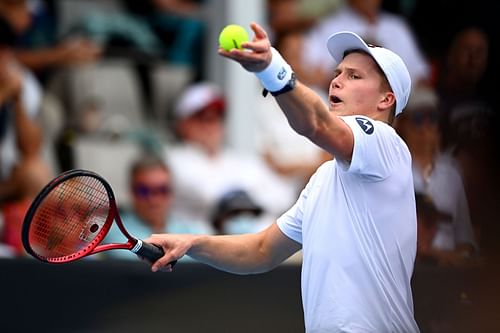 Jenson Brooksby in action in his first-round match at the 2023 ASB Men's Classic.