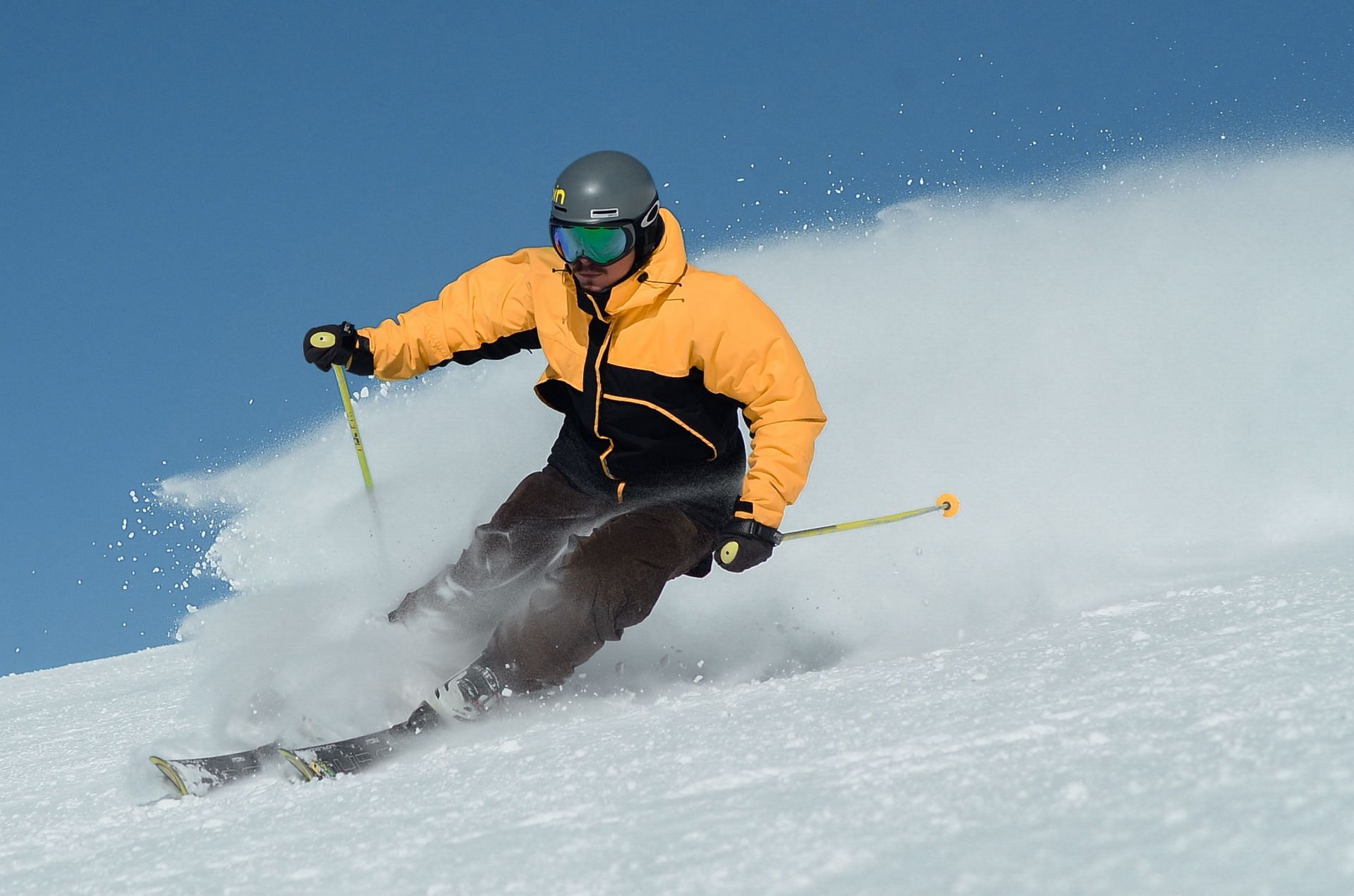 Skiing is a fantastic aerobic activity. (Image via Pexels/ Mati Mango)
