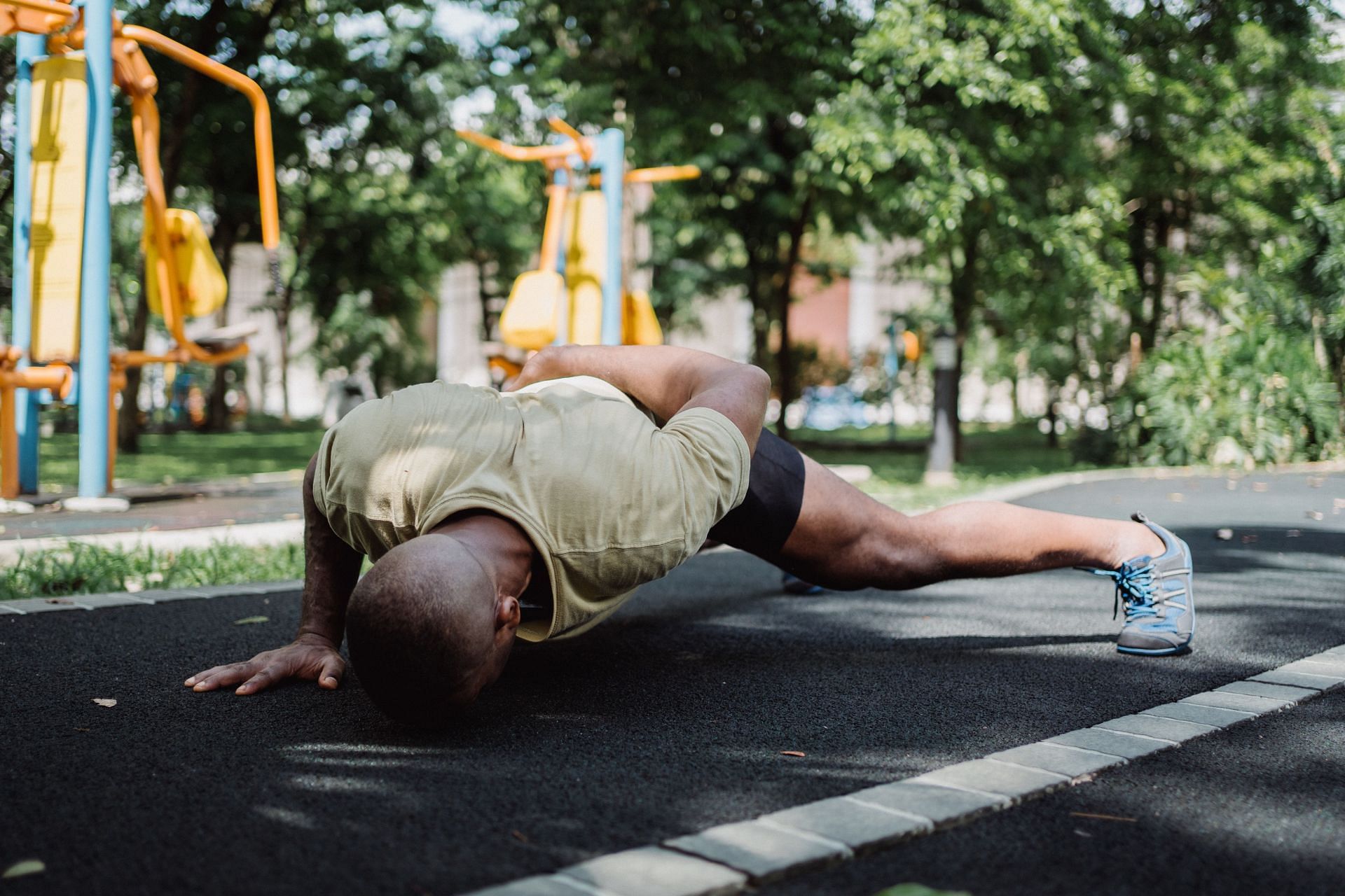 The single-arm push-up is one of the best push-ups for chest muscles! (Image via pexels/Ketut Subiyanto)