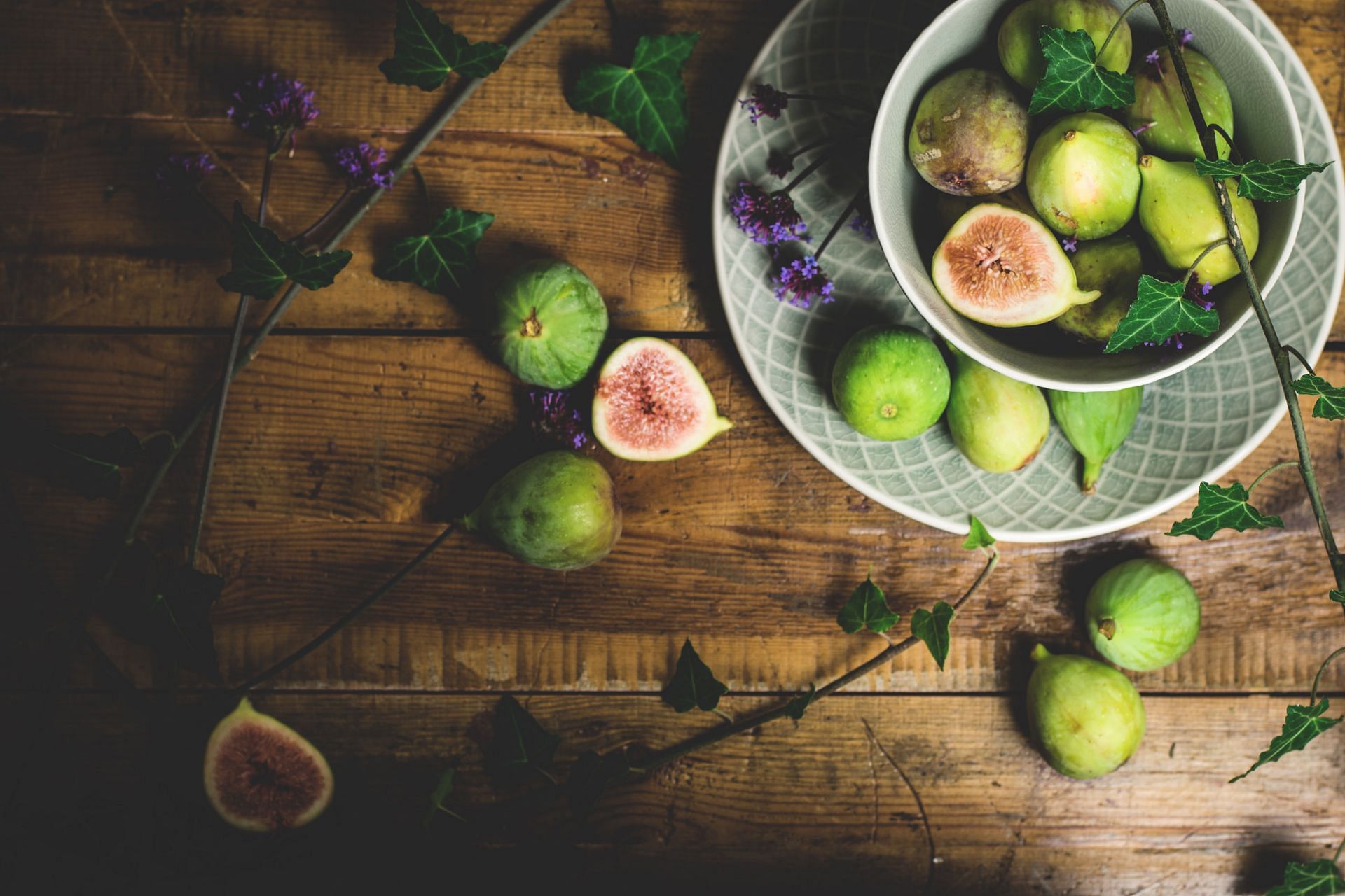There are many different varieties of figs, two of which are green and purple varieties. (Image via Pexels/Lumn)