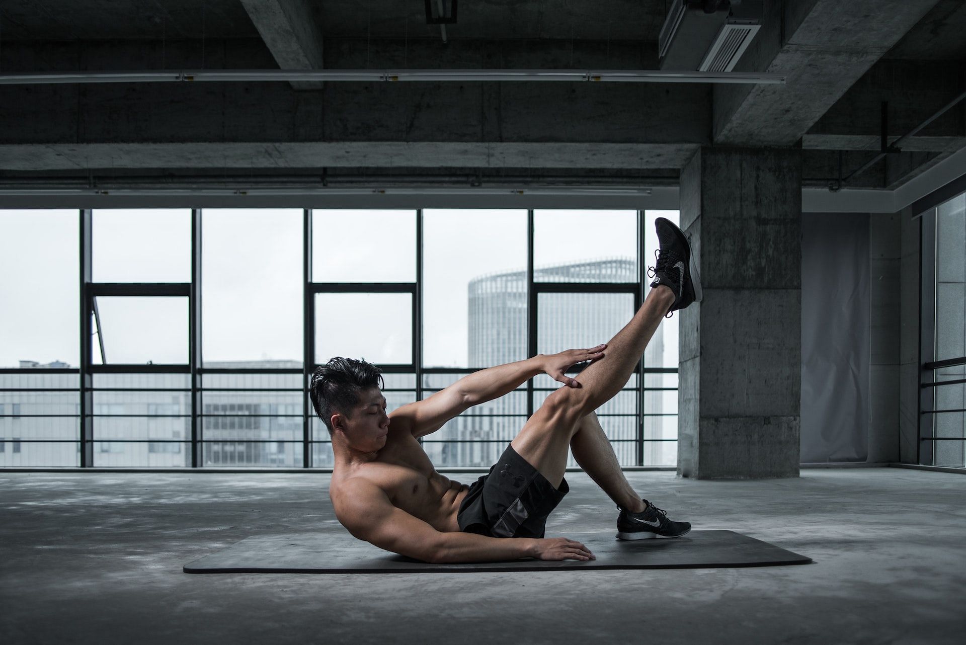 Ab workouts for men help tone the midsection. (Photo via Pexels/Li Sun)