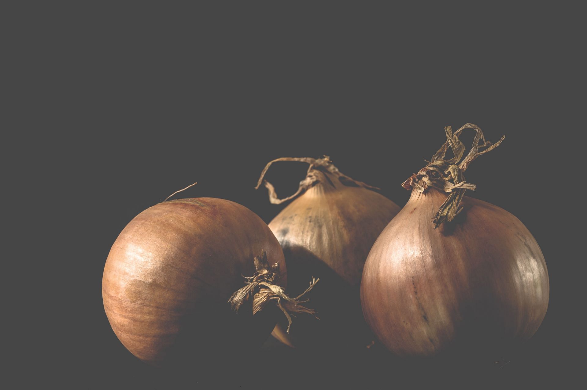 Onions for hormonal balance (Image via Pexels/Ylanite Koppens)