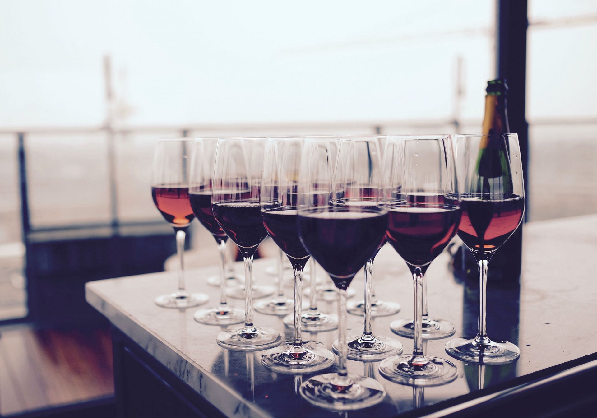 Red wine is one of the best sources of polyphenol resveratrol. (Image via Pexels/ Timur Saglambilek)