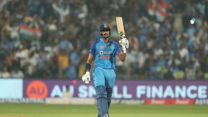 "He would rather want to be in these tough situations" - Dinesh Karthik on Axar Patel's chances of making India's 2023 World Cup squad
