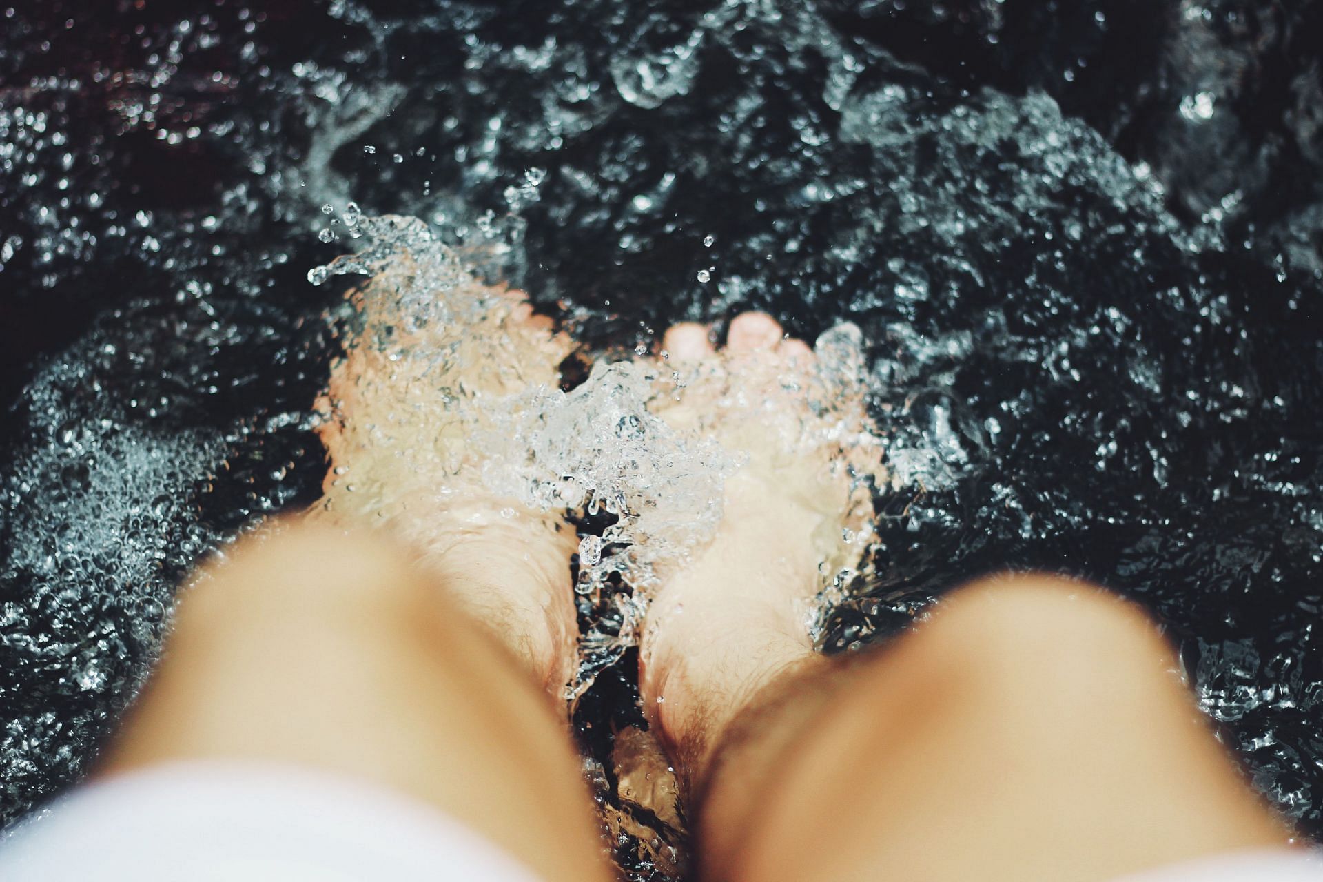 Everyone can benefit from soaking foot in water for some time. (Image via Unsplash/Ze Zorzan)