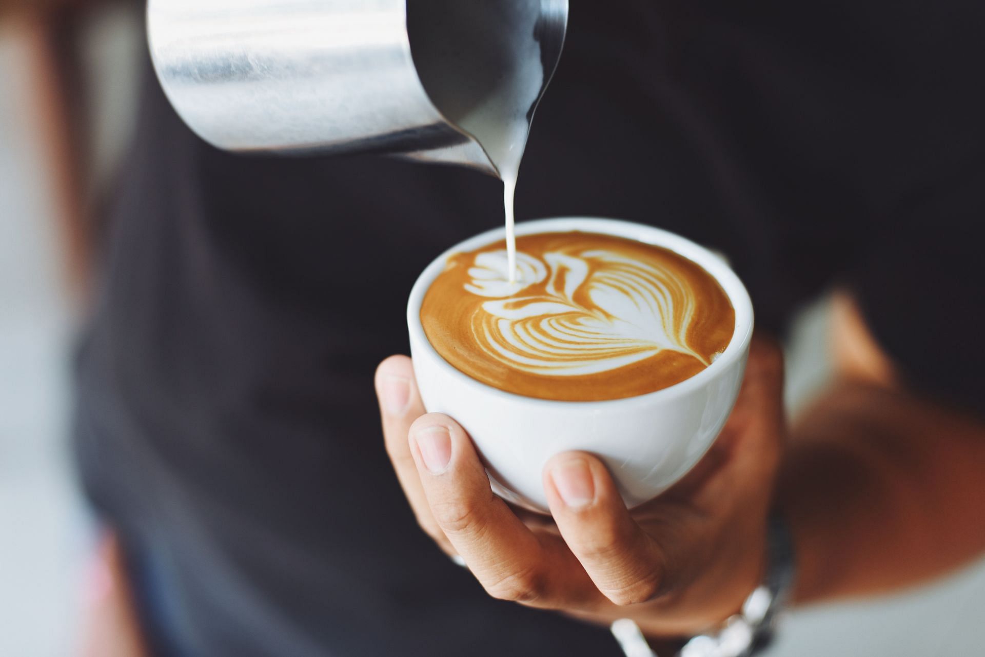 Caffeine headache (Image via Pexels/Chevanon Photography)