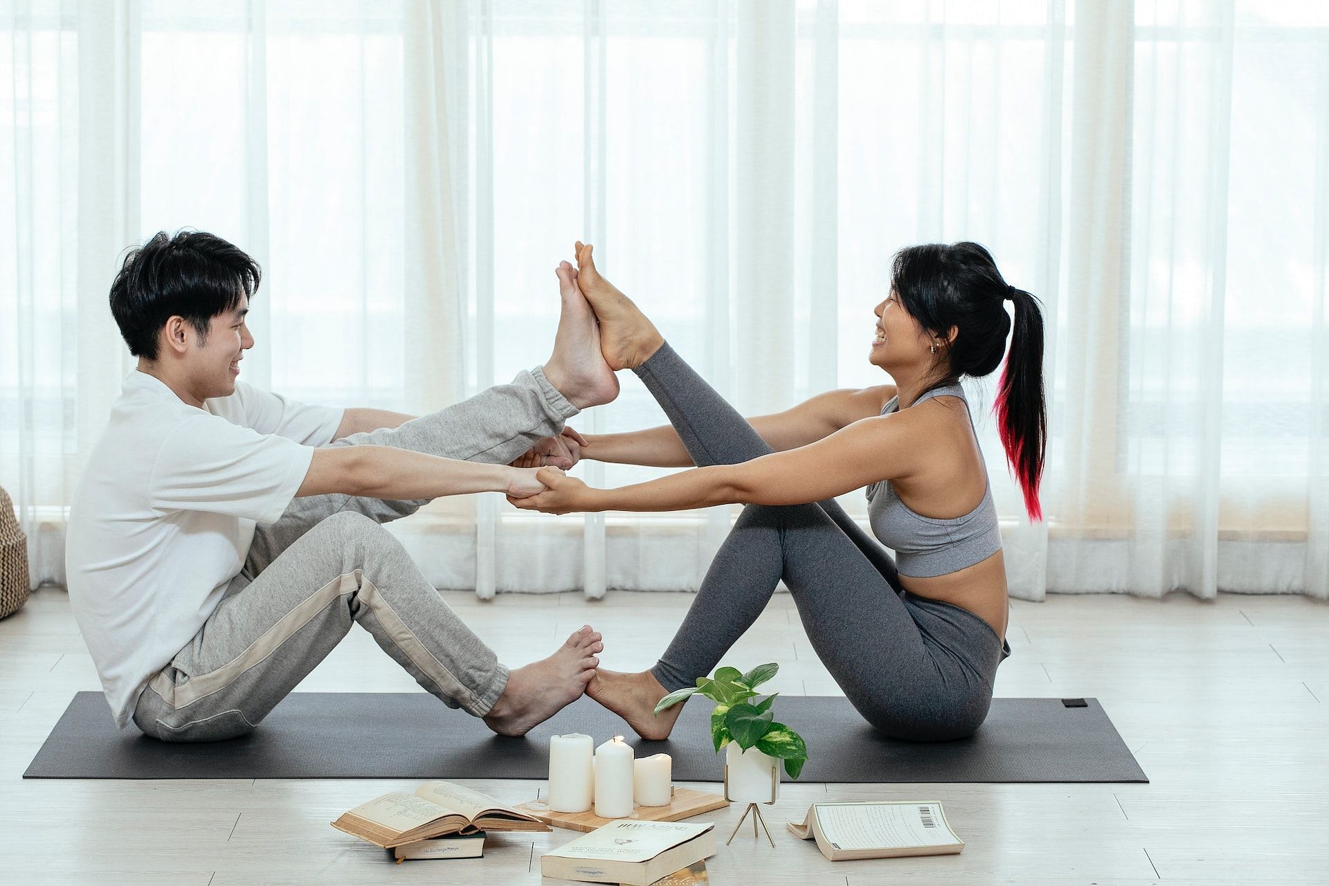 Couples yoga poses are the best way to strengthen your relationship. (Photo via Pexels/Miriam Alonso)