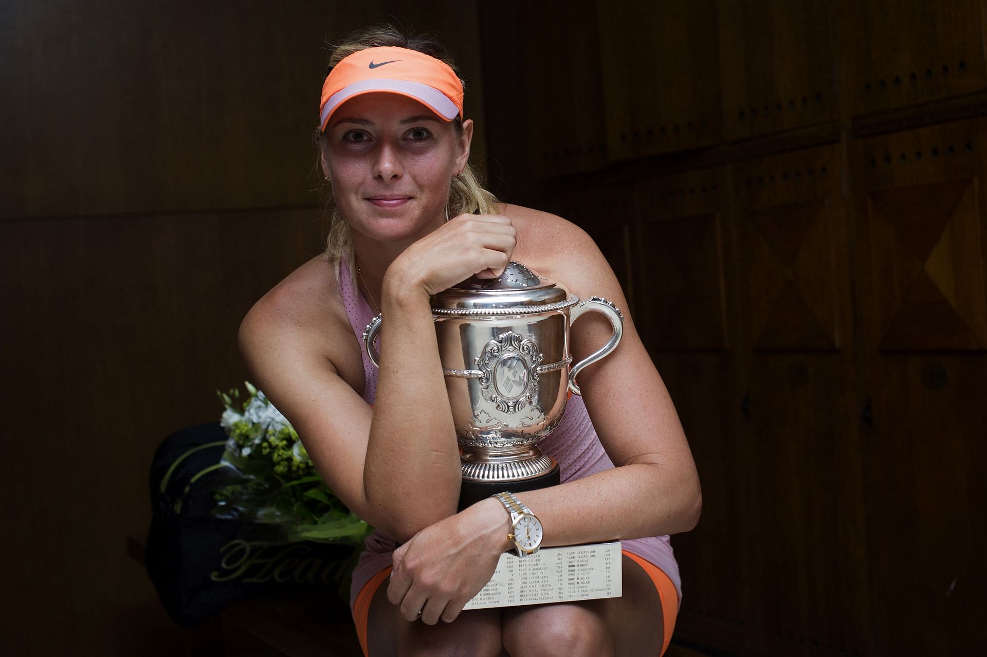 Maria Sharapova posing with her 2014 French Open trophy