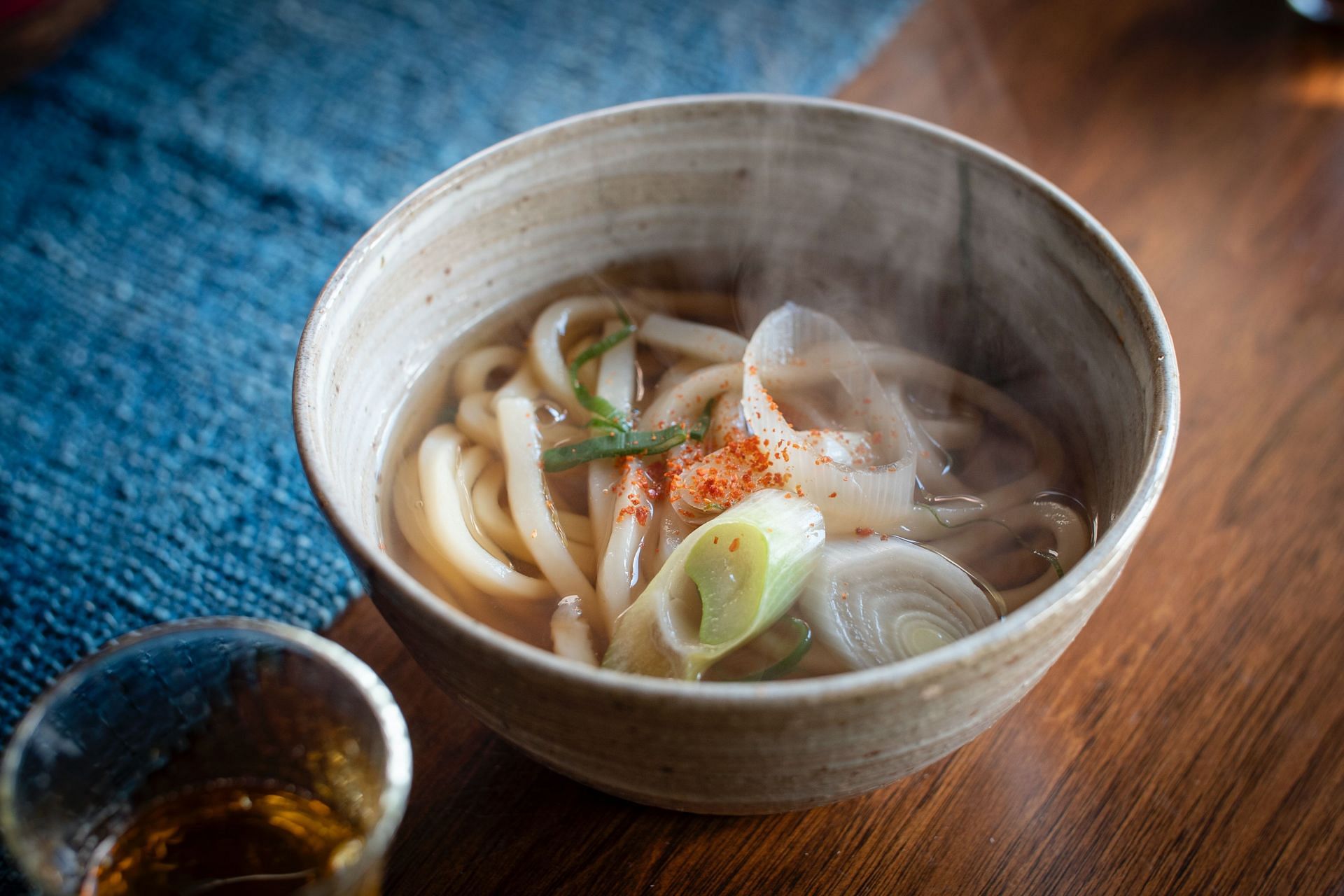 Udon noodles are healthy and low in carbs. (Image via Unsplash / Jinomono Media)
