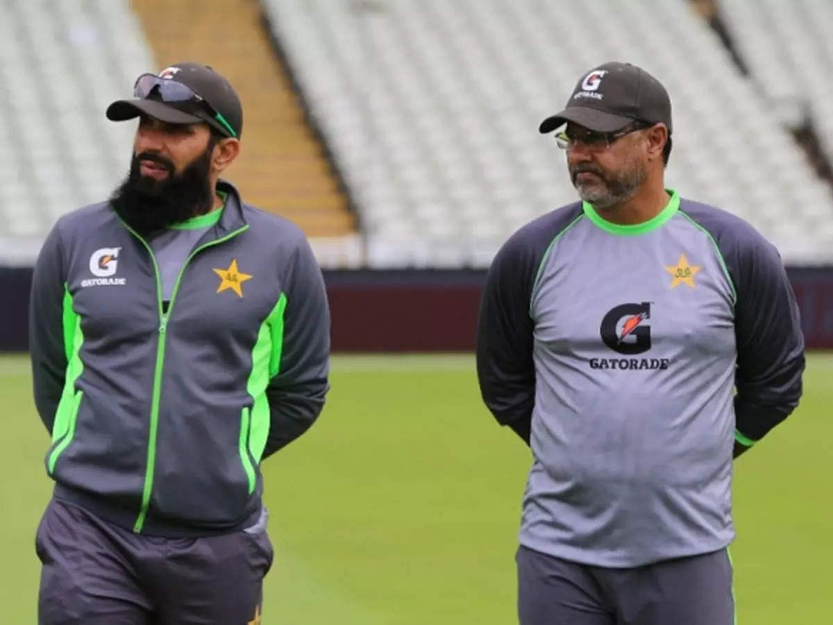 Misbah-ul-Haq (left) and Waqar Younis (right) left their roles right before the 2021 T20 World Cup 