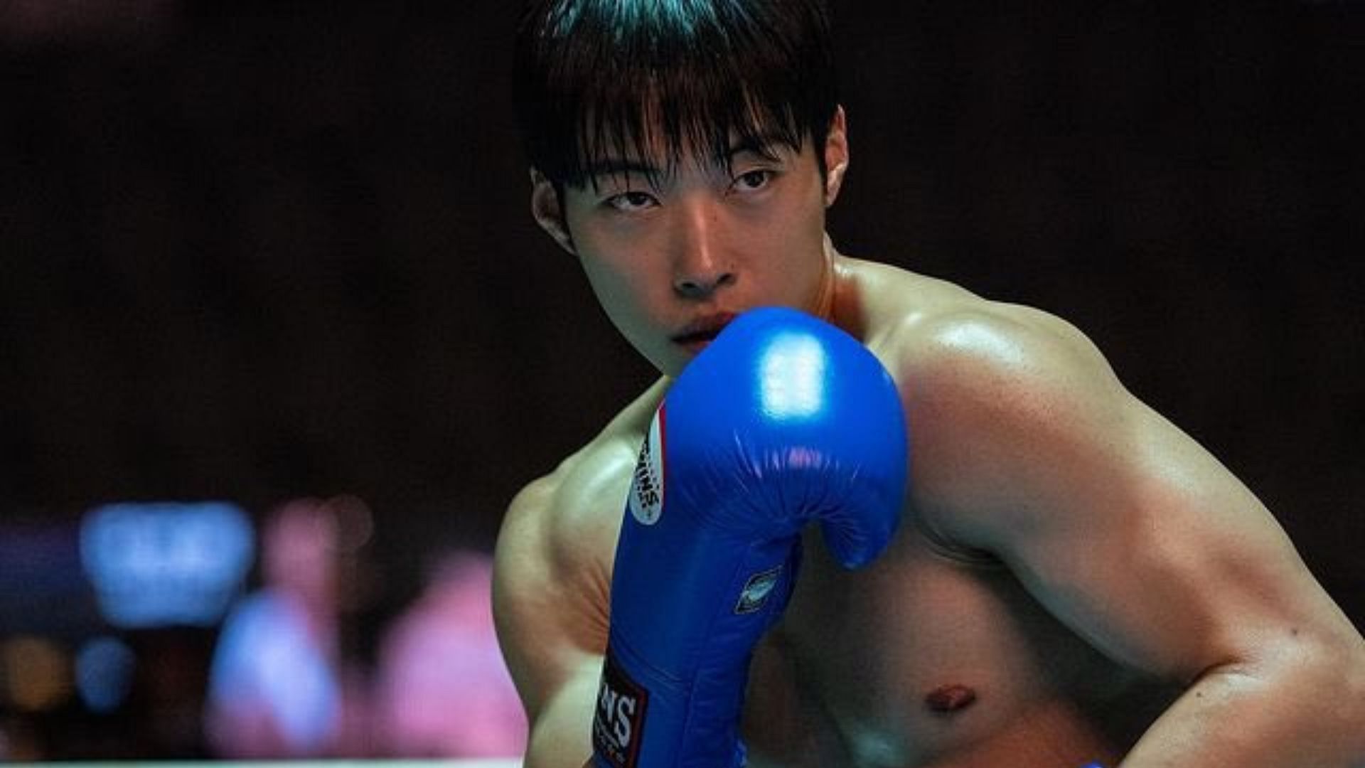 Woo Do-hwan stars as a boxer turned bodyguard Gun-woo in Bloodhounds (Image via Netflix)
