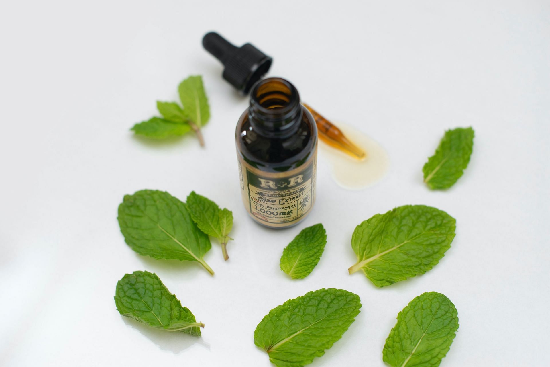 There are various health benefits of peppermint oil. (Image via Unsplash / Stefan Rodriguez)