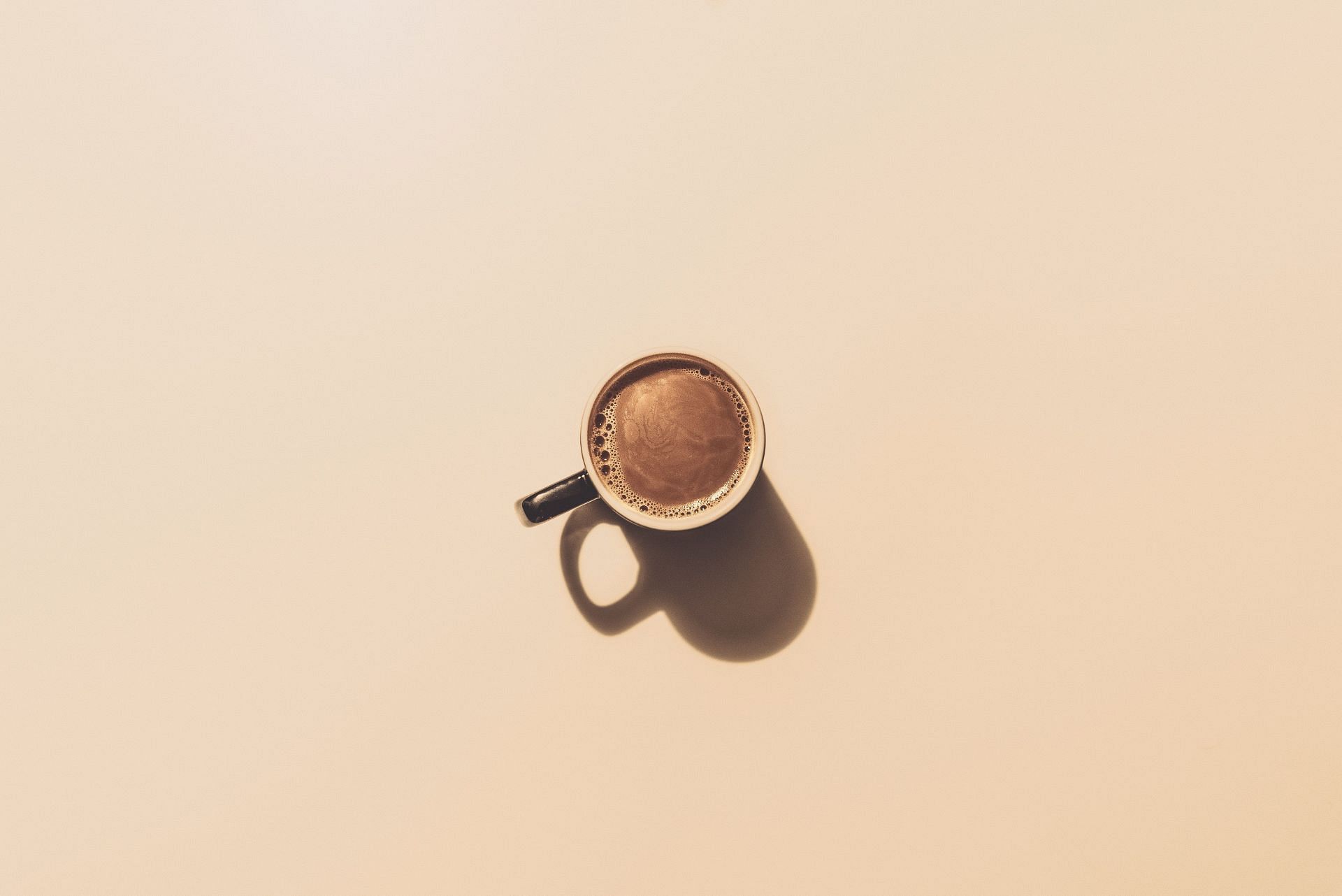 red eye is a caffeinated coffee drink. (Image via Unsplash / Jakub Dziubak)