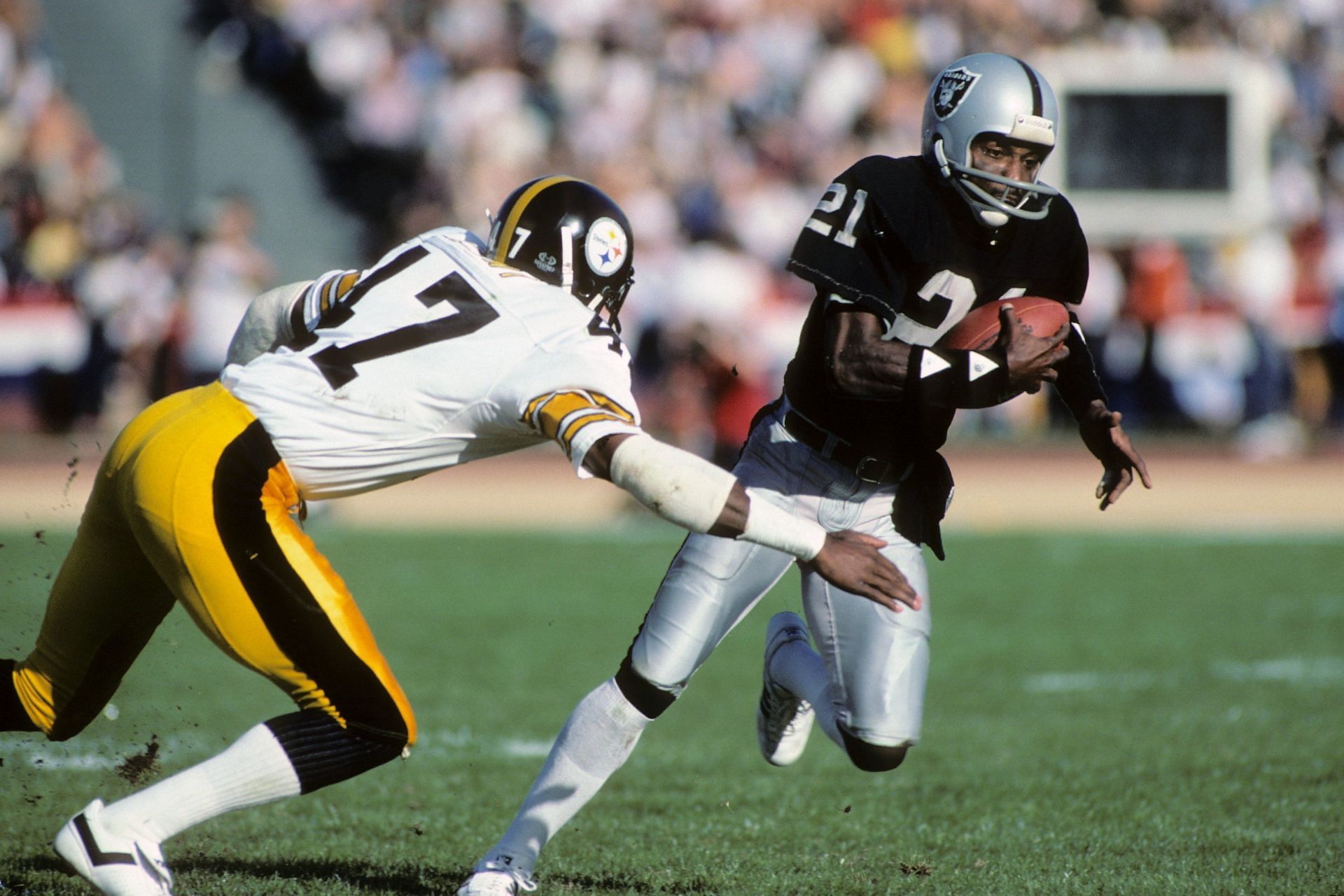 Pittsburgh Steelers v Los Angeles Raiders