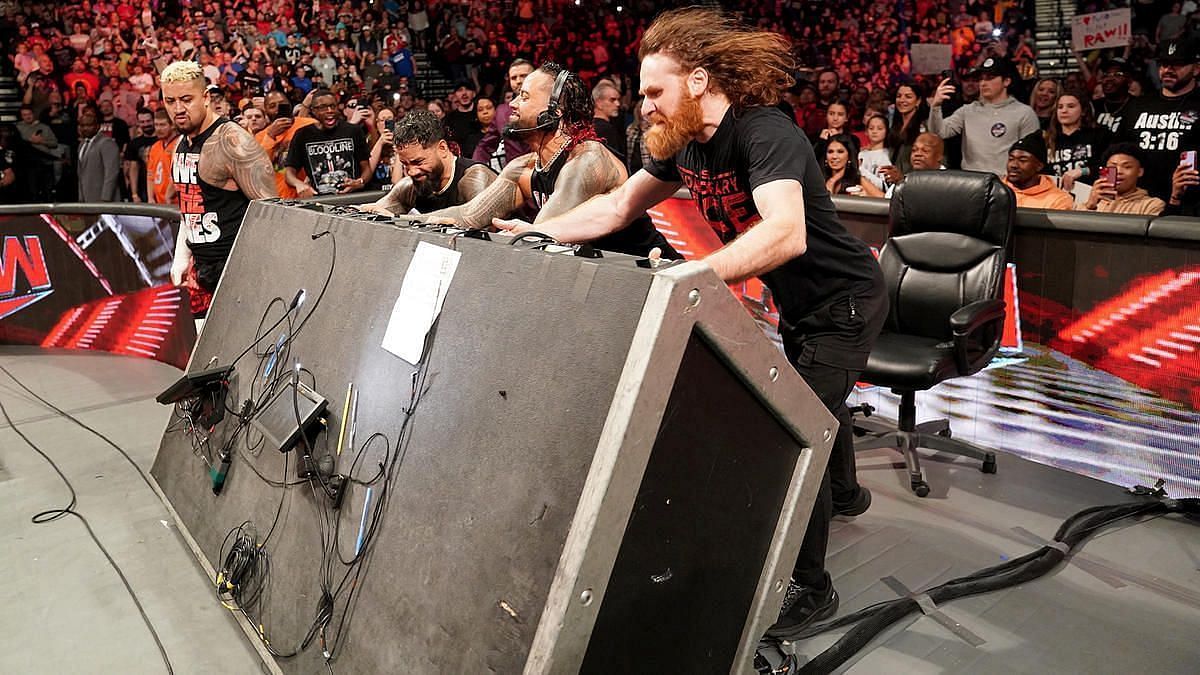 WWE Raw में द ब्लडलाइन ने मचाया बवाल