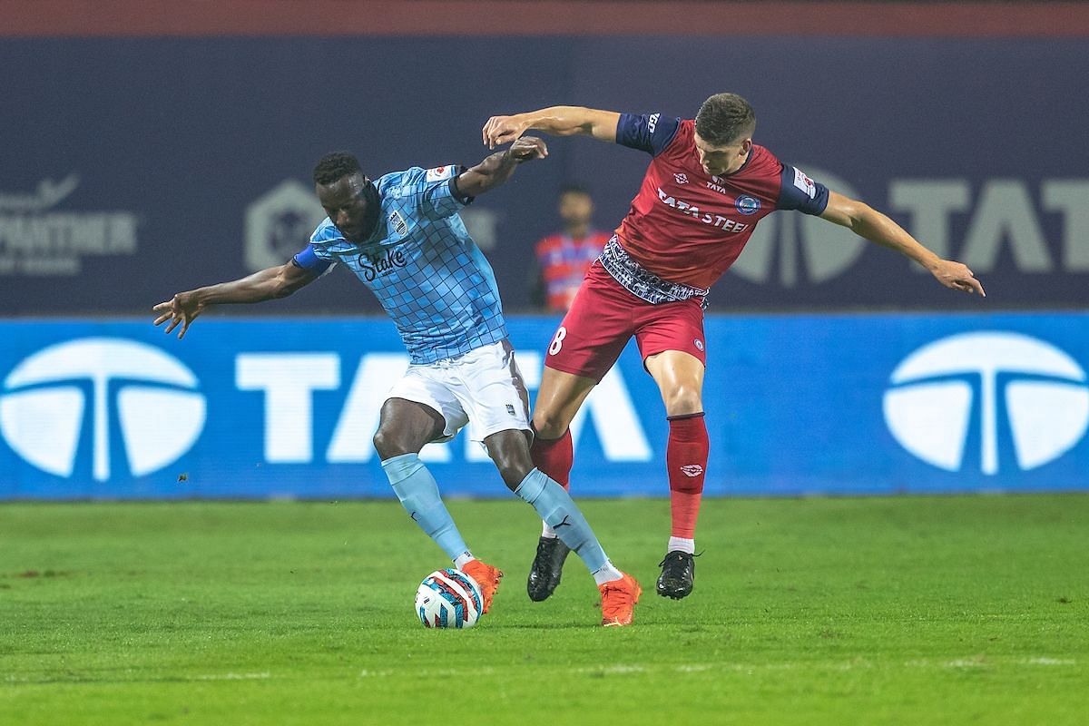 Mourtada Fall and Harry Sawyer go toe-to-toe in an intense clash. (Photo credits: ISL)