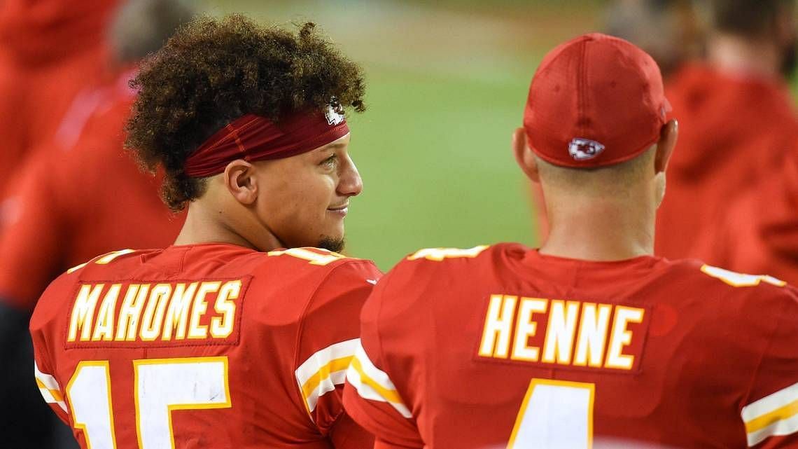 (L-to-R) Patrick Mahomes and Chad Henne