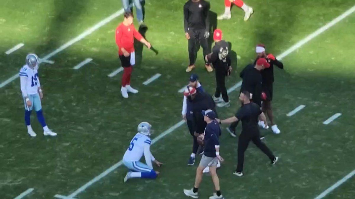 Cowboys K Brett Maher gets pregame pep talk from Jerry Jones