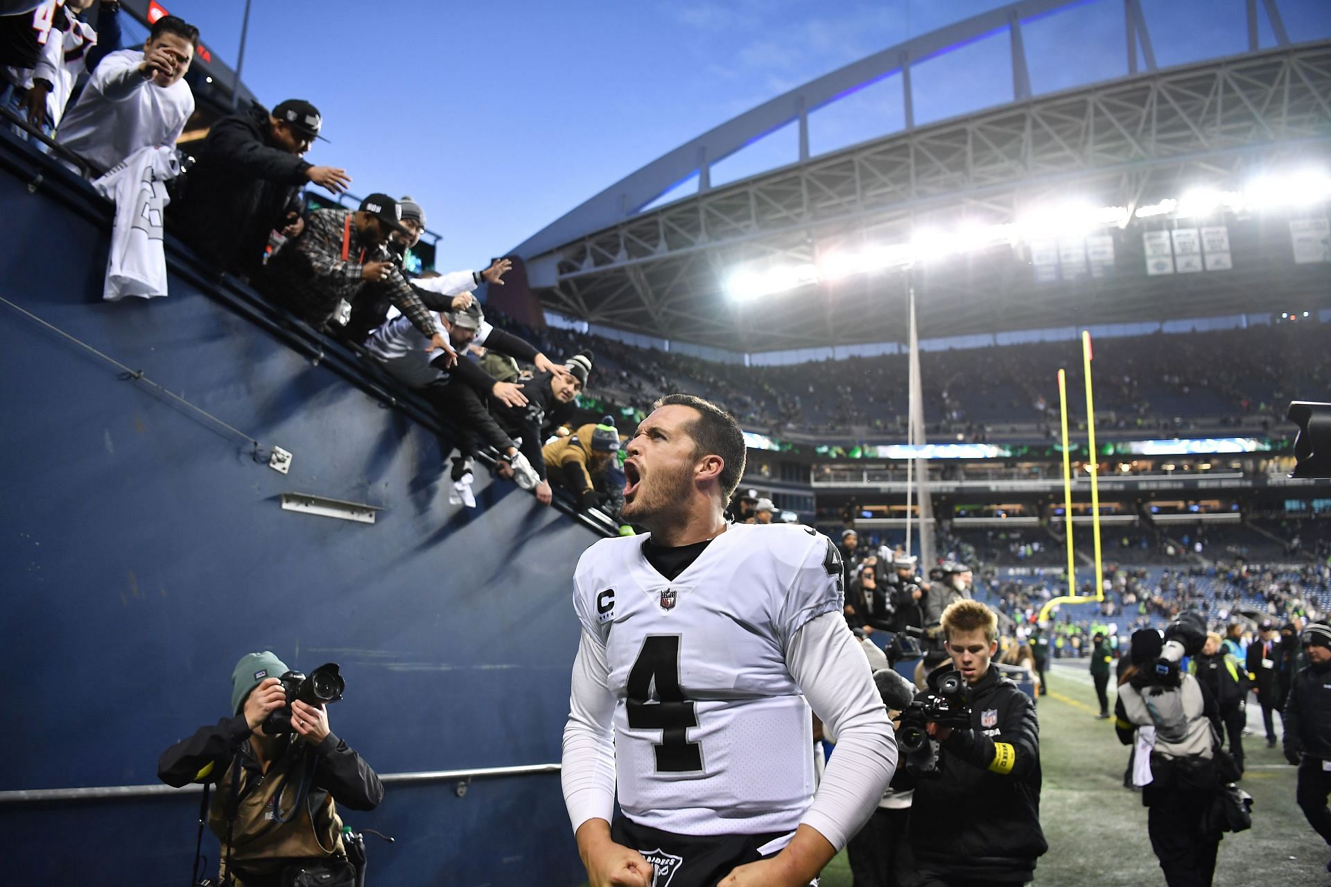 Raiders QB Derek Carr has 5 potential suitors in the NFL playoffs