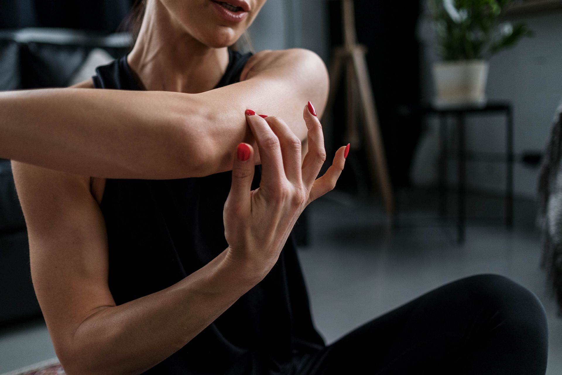 Toning the triceps can help you get rid of flabby arm fat. (Image via Pexels/Ron Lach)