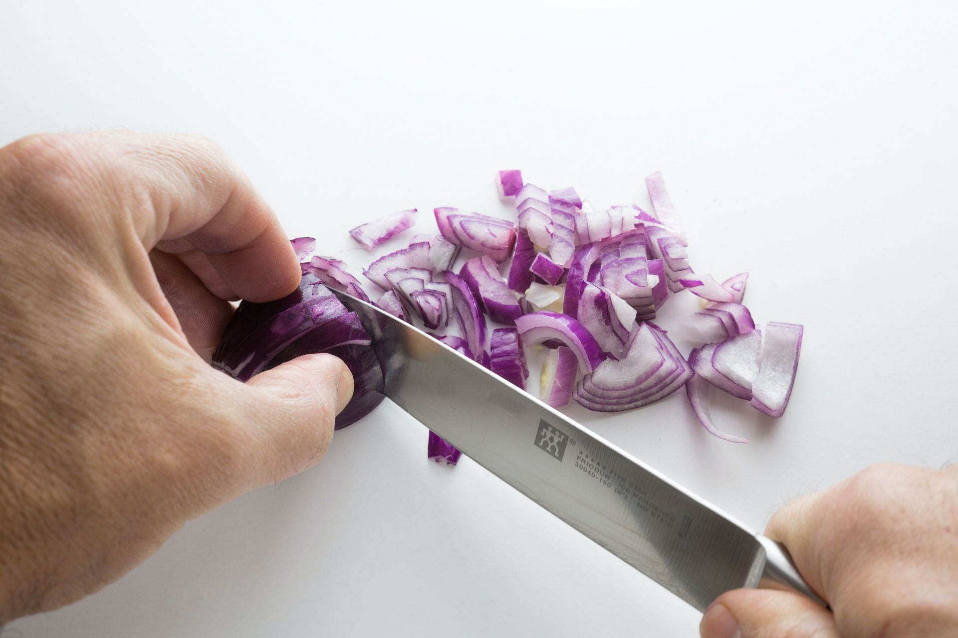 You can eat onion in both raw and cooked form (Image via Pexels/Mali Maeder)