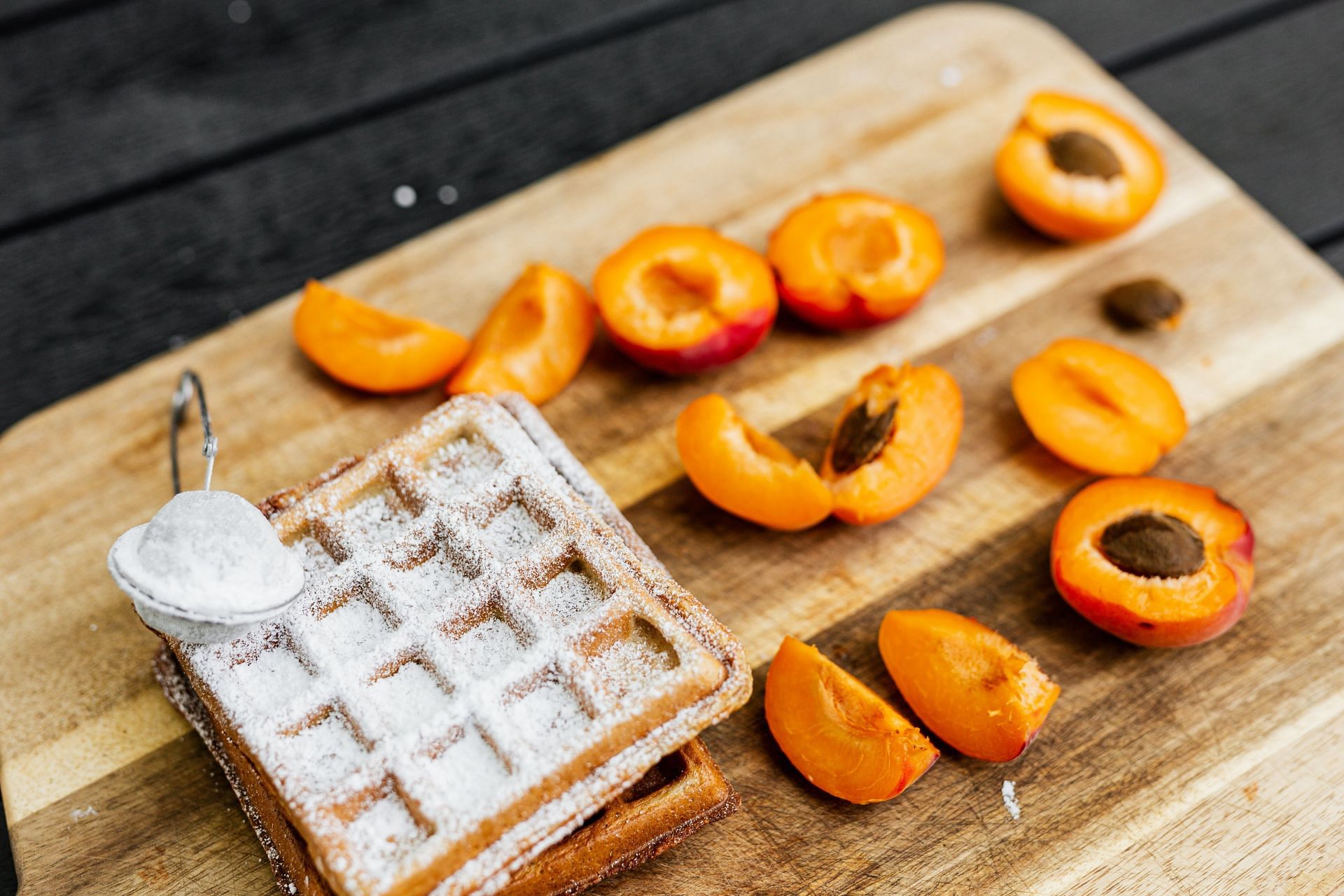 Nectarines have about 30% less sugar than peaches. (Image via Pexels / Karolina Grabowska)