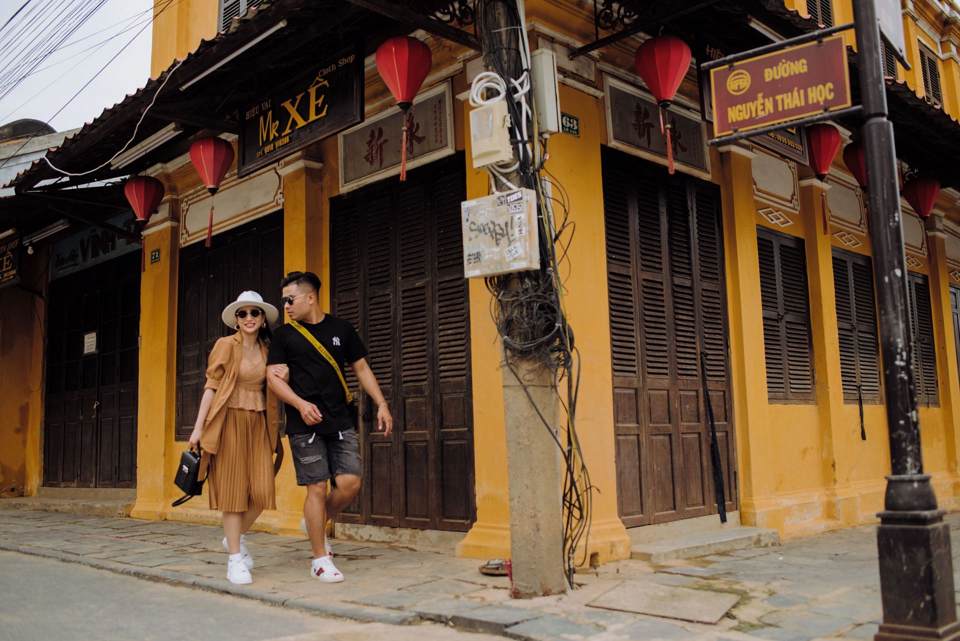 Partner walking is a great way to spend time with your loved ones while also burning calories! (Image via pexels/Tran Long)