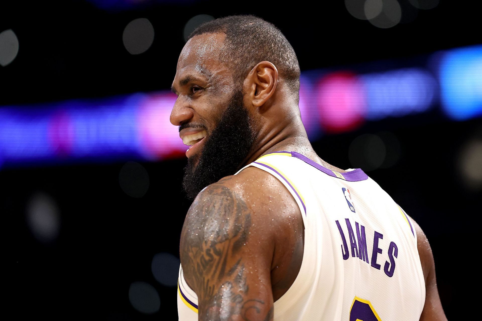 LeBron James (Philadelphia 76ers v Los Angeles Lakers)