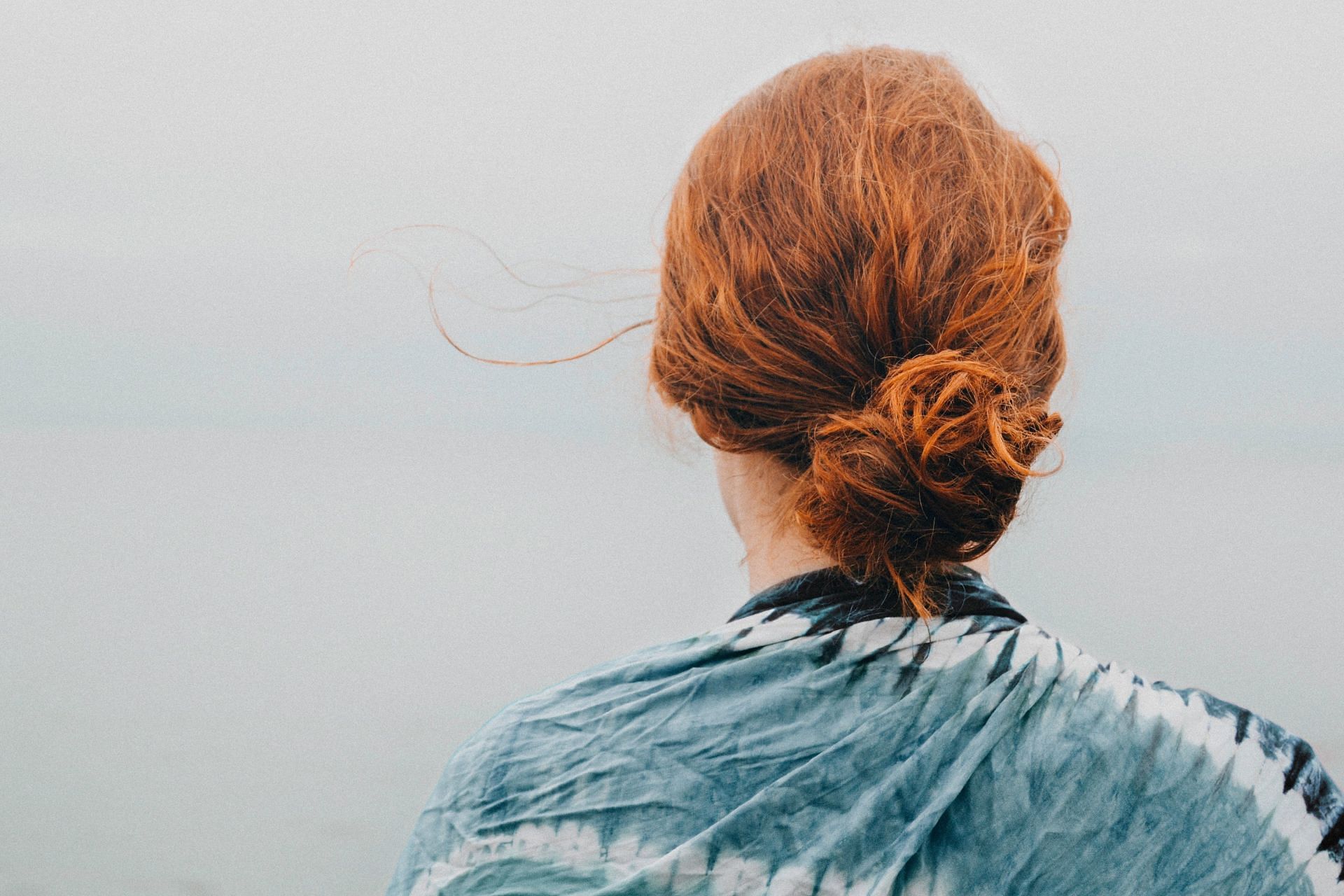 An itchy scalp, also known as scalp pruritus, is quite common. (Image via Unsplash/ Tyler McRobert)