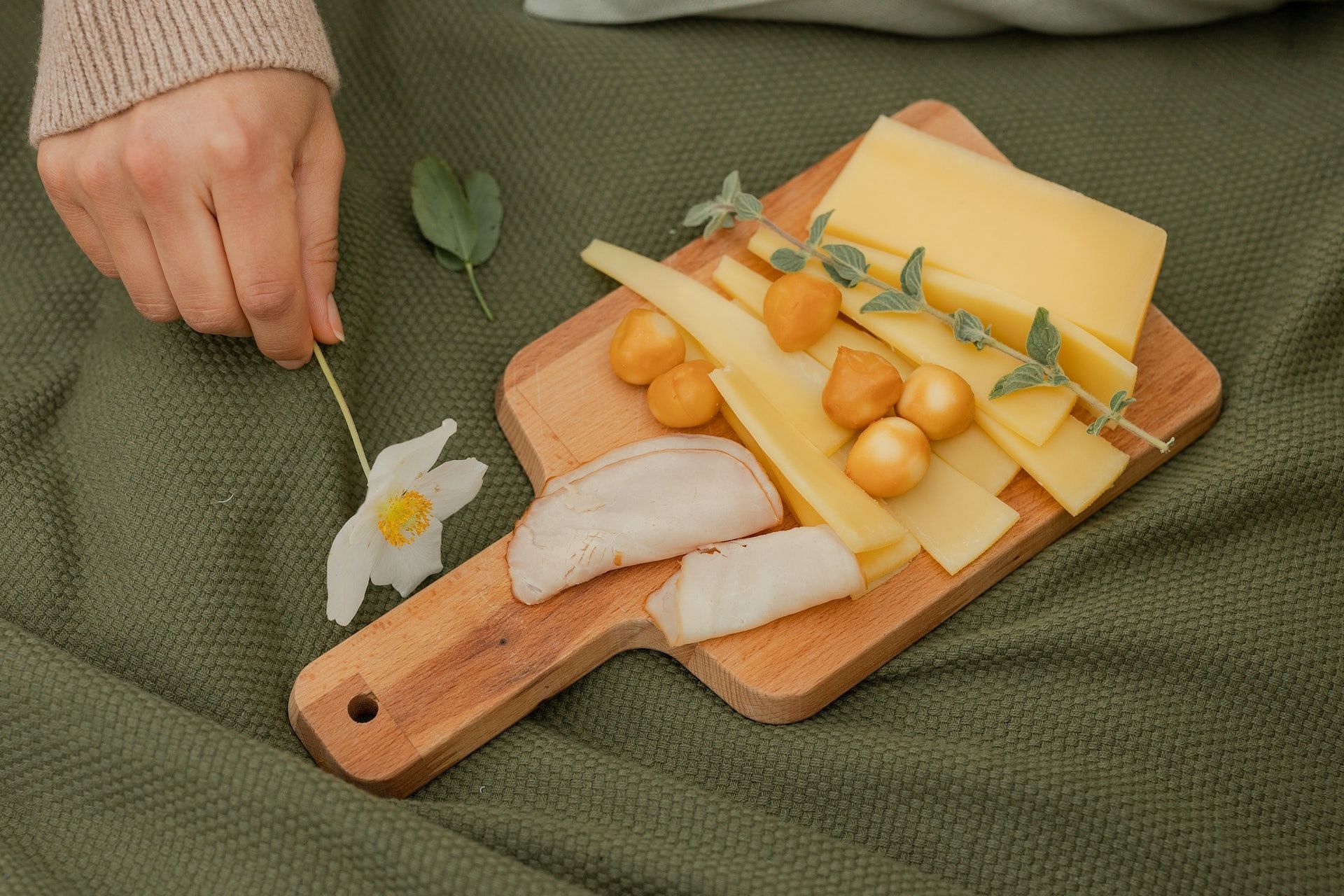 Cheddar cheese offers great health benefits. (Photo via Pexels/Ron Lach)