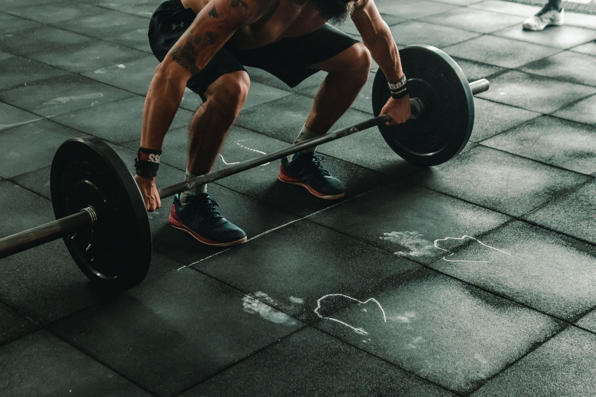 If you slam or drop weights, the Lunk Alarm will go off (Image via Pexels / Victor Freitas)