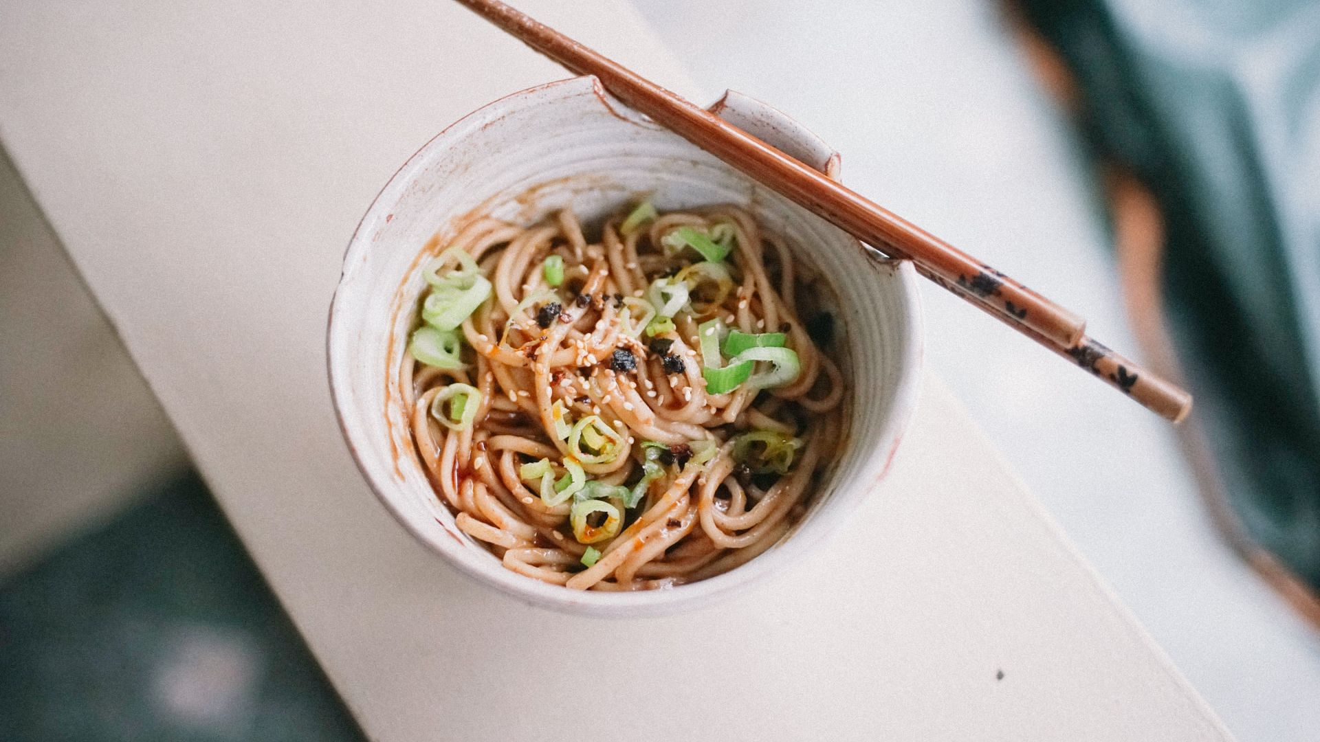 These japanese noodles are best served in hot broth. (Image via Unsplash / Laura Limsenkhe)
