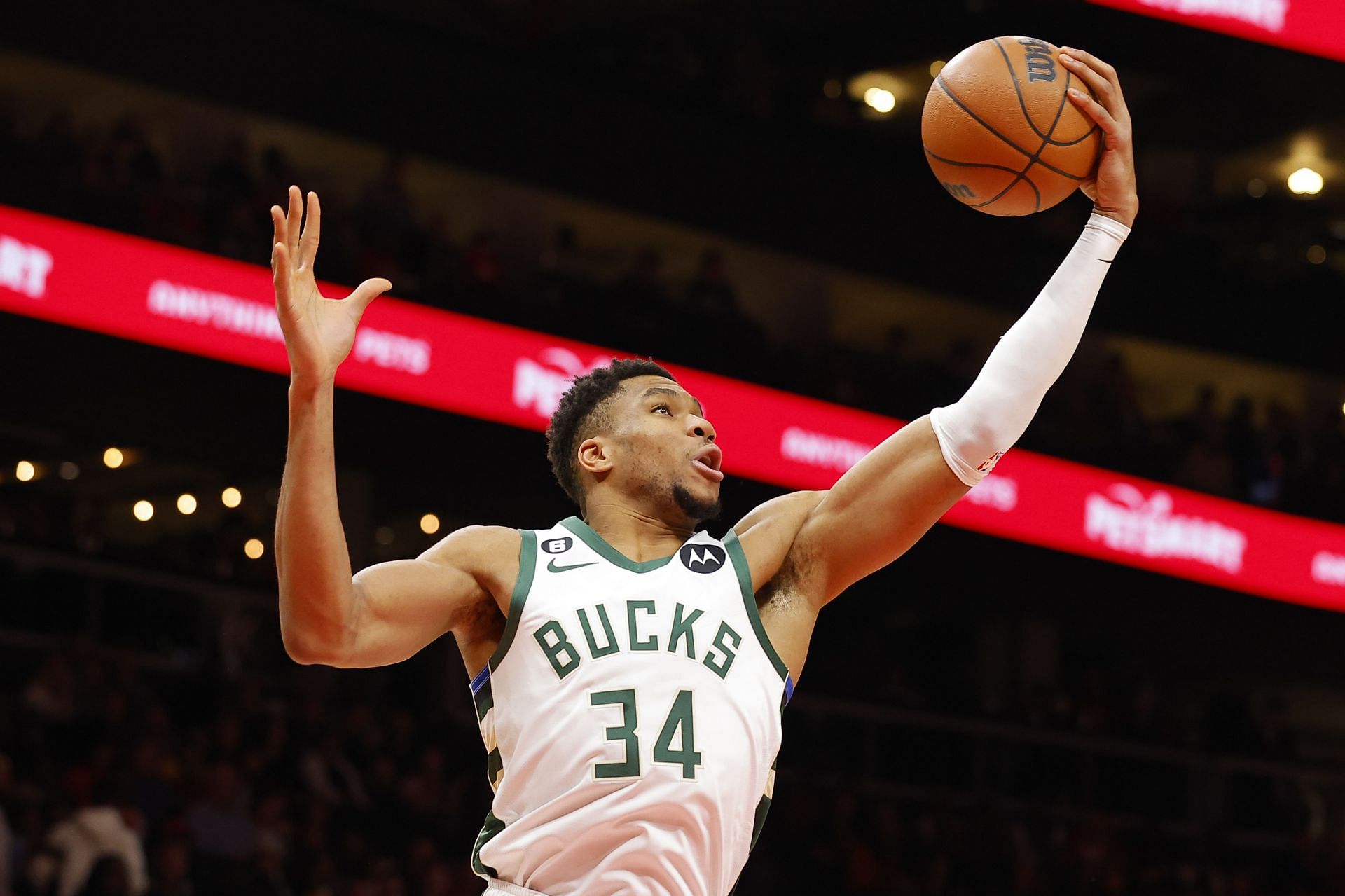 Antetokounmpo is having a fantastic season with the Bucks (Image via Getty Images)