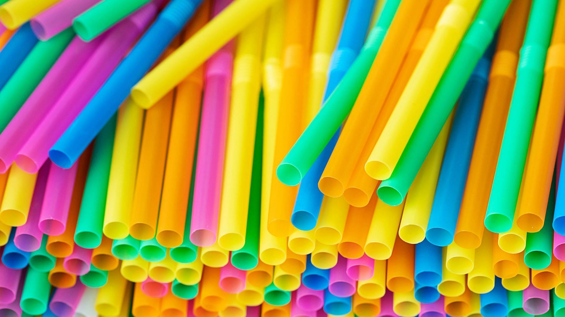 Single-use plastic straws make up for one of the highest concentration of fast food waste (Image via ShutterStock)