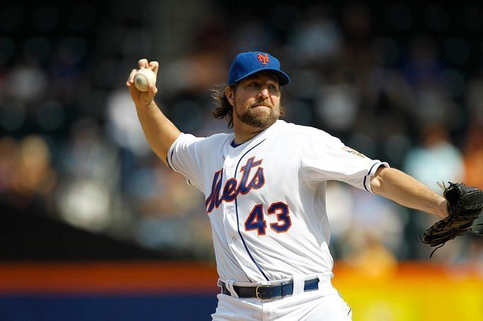 R.A. Dickey nearly as unhittable as Mets teammate: NL roundup