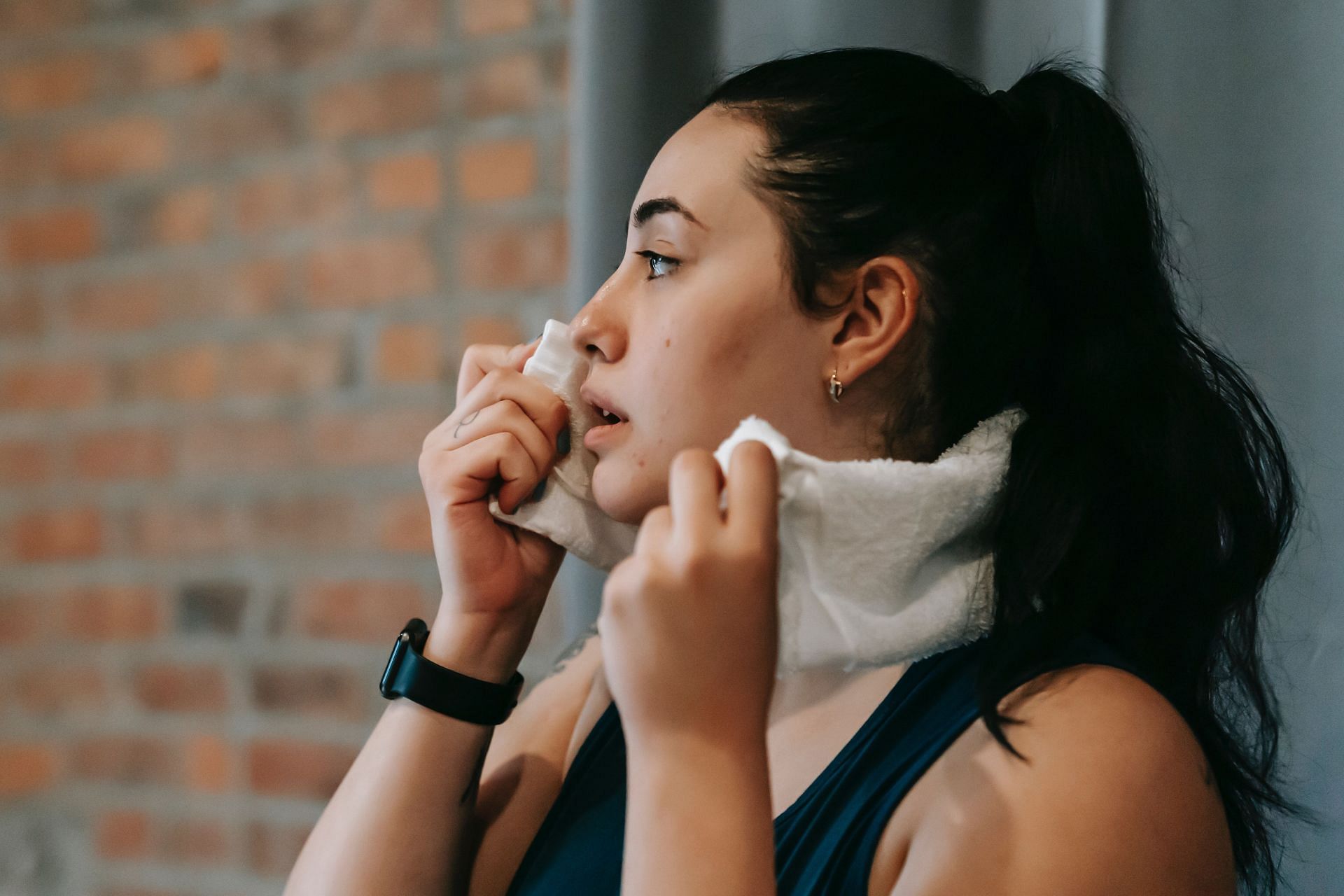 Sweating helps your skin look healthier and cleaner! (Image via pexels/Andres Ayrton)