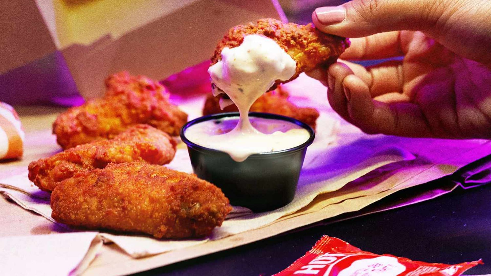 Try out the returning Crispy Chicken Wings at your nearest store starting January 19 (Image via Taco Bell)