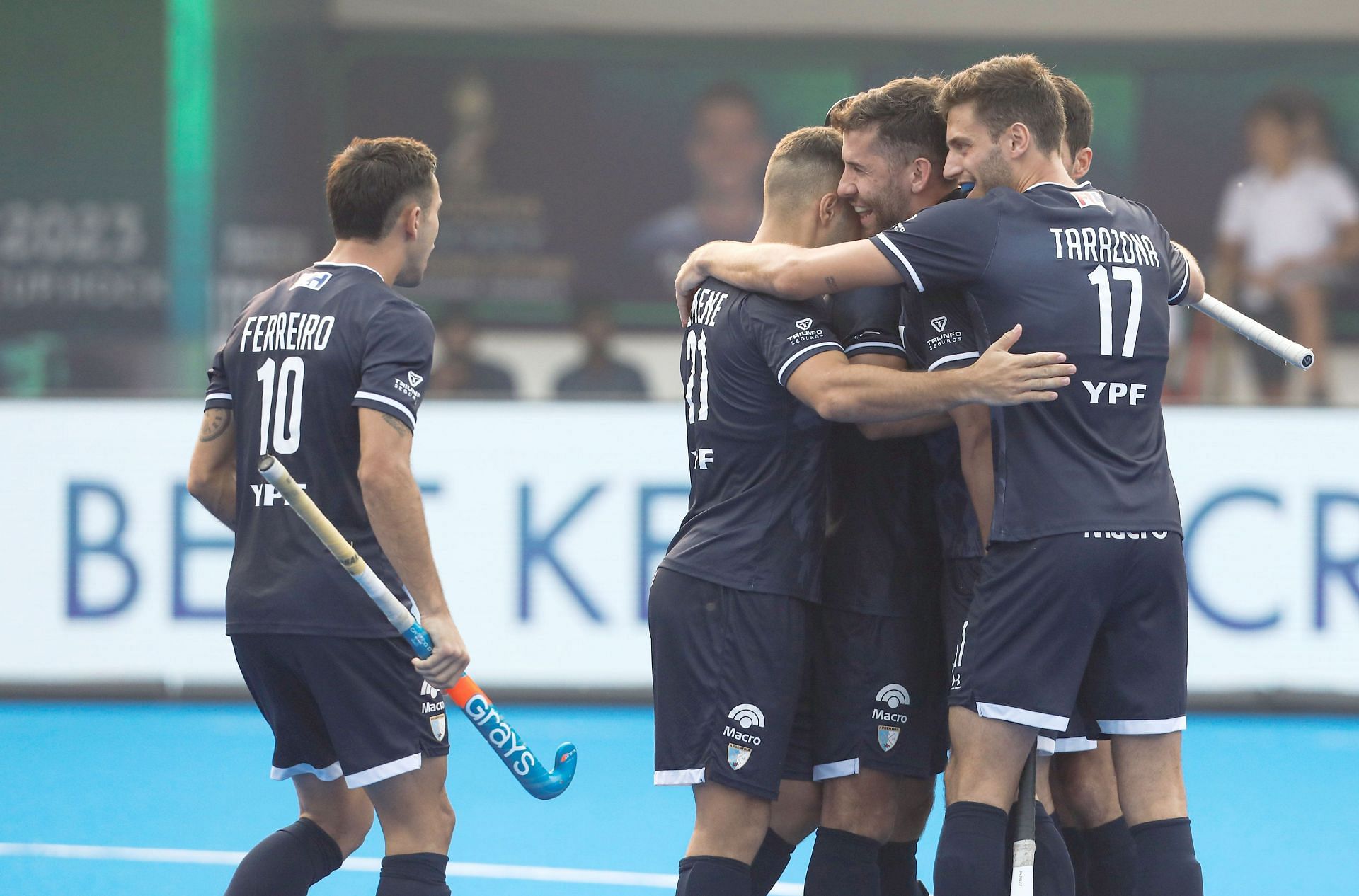Argentina celebrating a goal against France in an earlier match (Image Courtesy: Twitter/Hockey India)