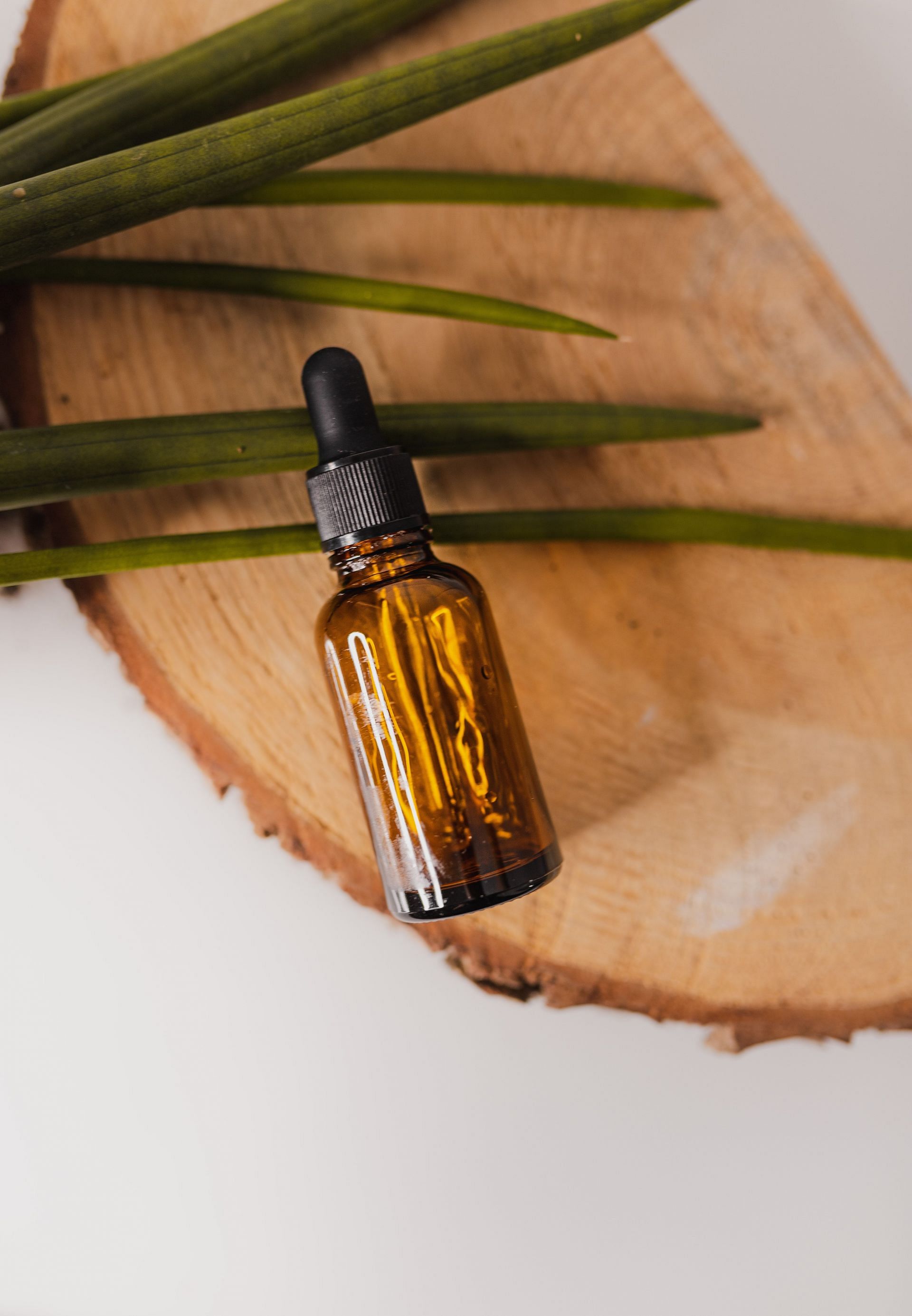 Tea tree oil for home remedy (Image via Pexels/Dominika Roseclay)