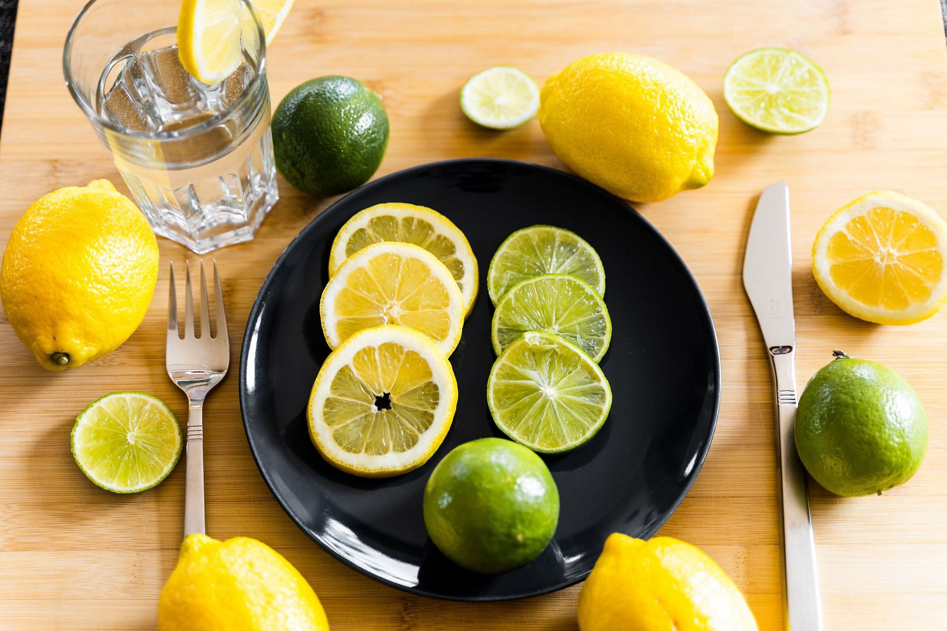 Lemon water can be a great strategy to reduce calories. (Image via Pexels/ Enric Cruz L&oacute;pez)
