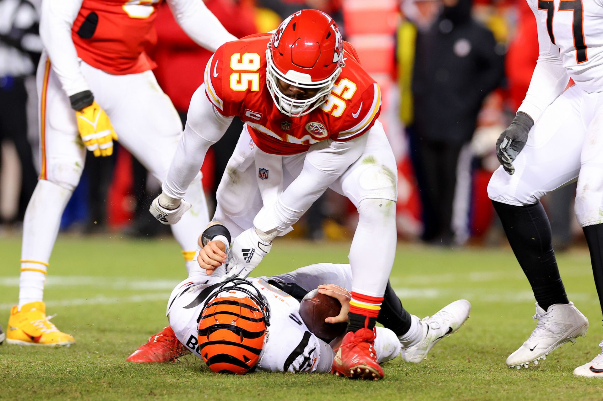 Last-second roughing call sets up Chiefs to win AFC title, deny Bengals  repeat - The Boston Globe