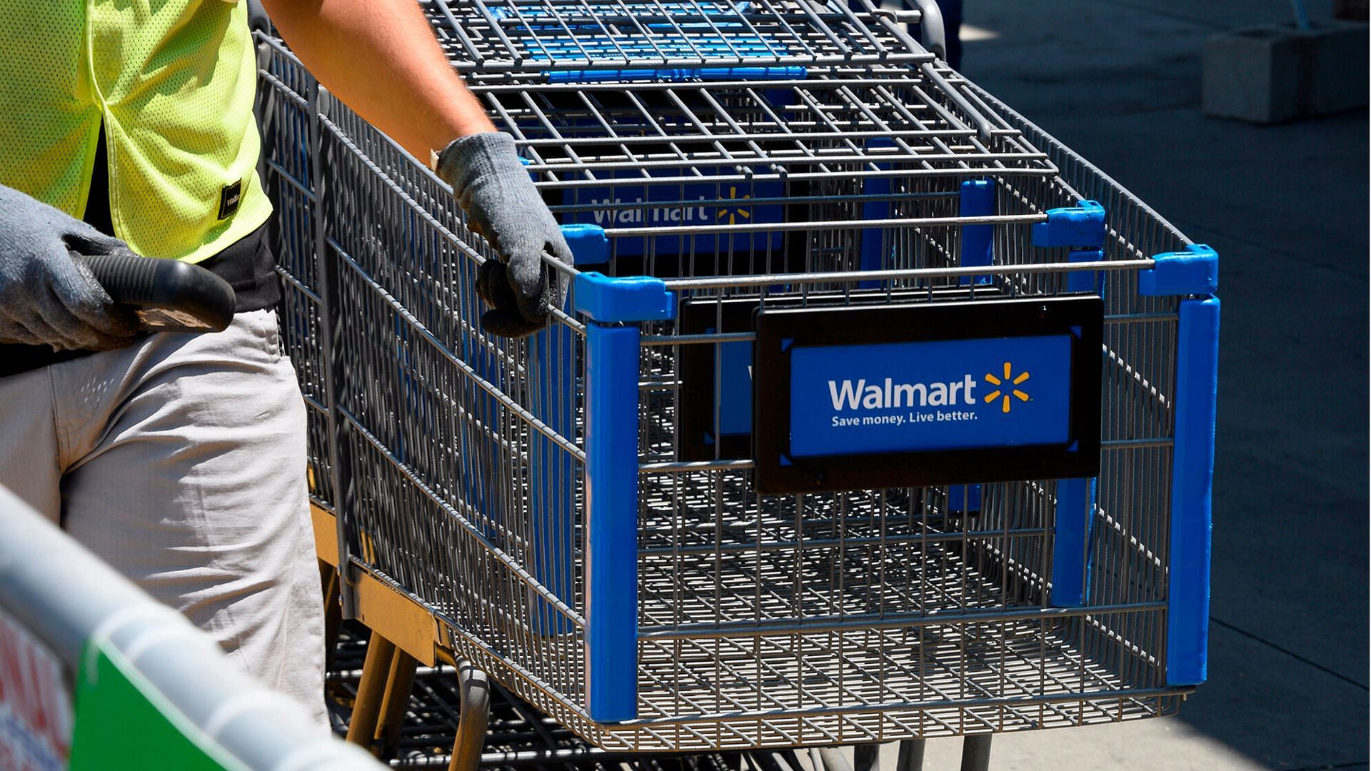 at least three Walmart Thunder Bay stores seem to have introduced a new shopping cart with a $1 coin slot (Image via Robyn Beck/AFP/Getty Images)