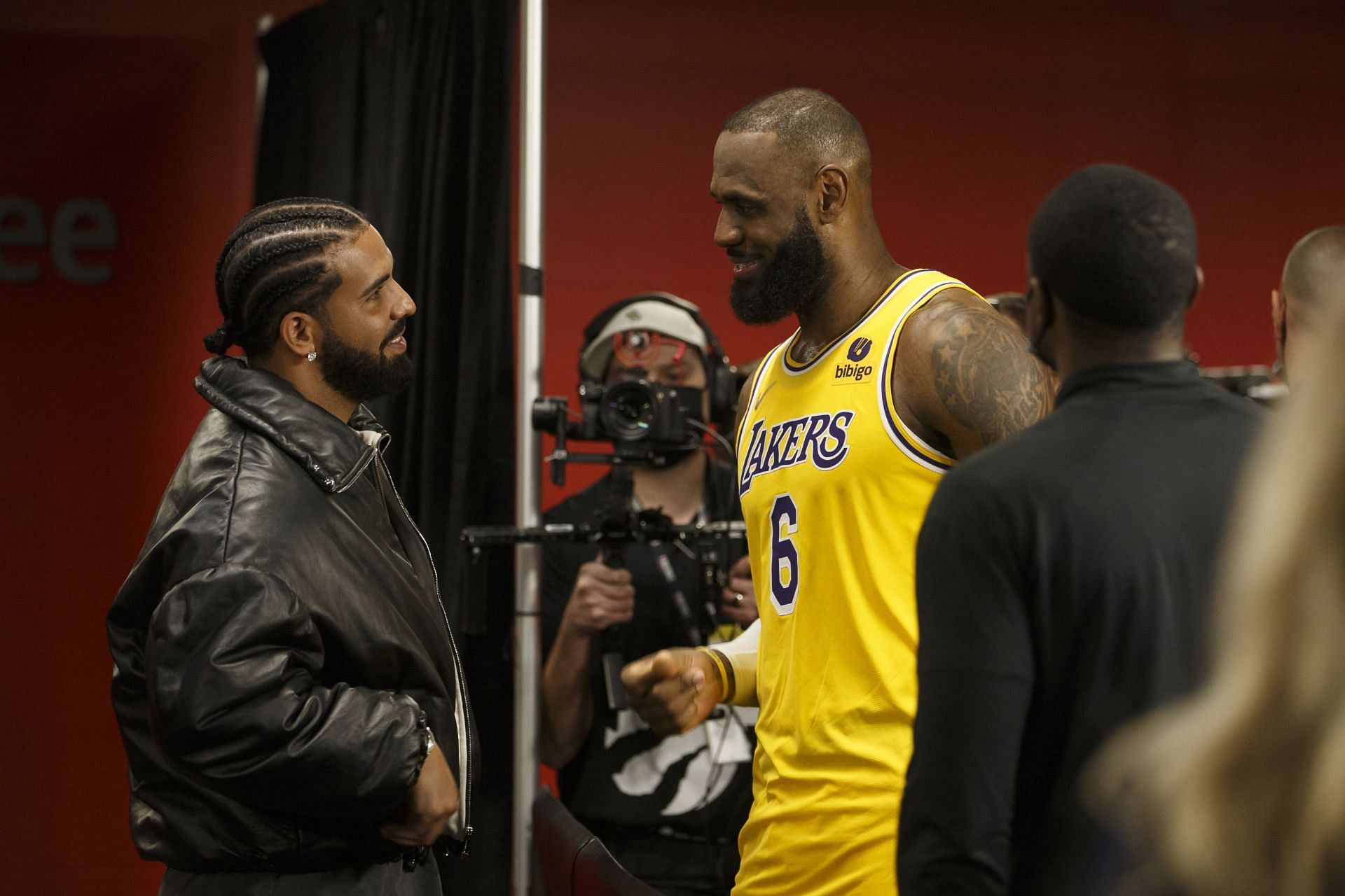 NBA Buzz - Drake rocking a Michael Jordan jersey in Chicago last