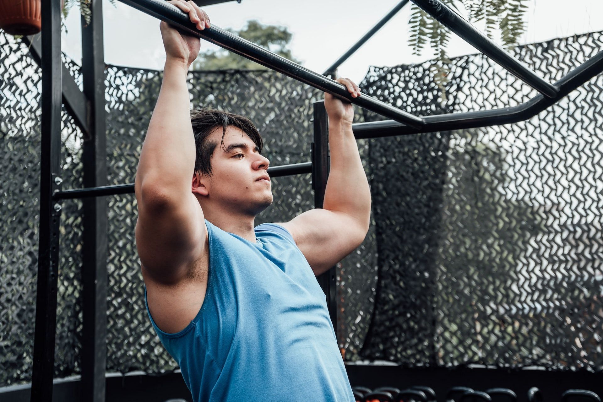 Pull-ups are a great muscle building exercise for women. (Photo via Pexels/Mike Gonz&aacute;lez)