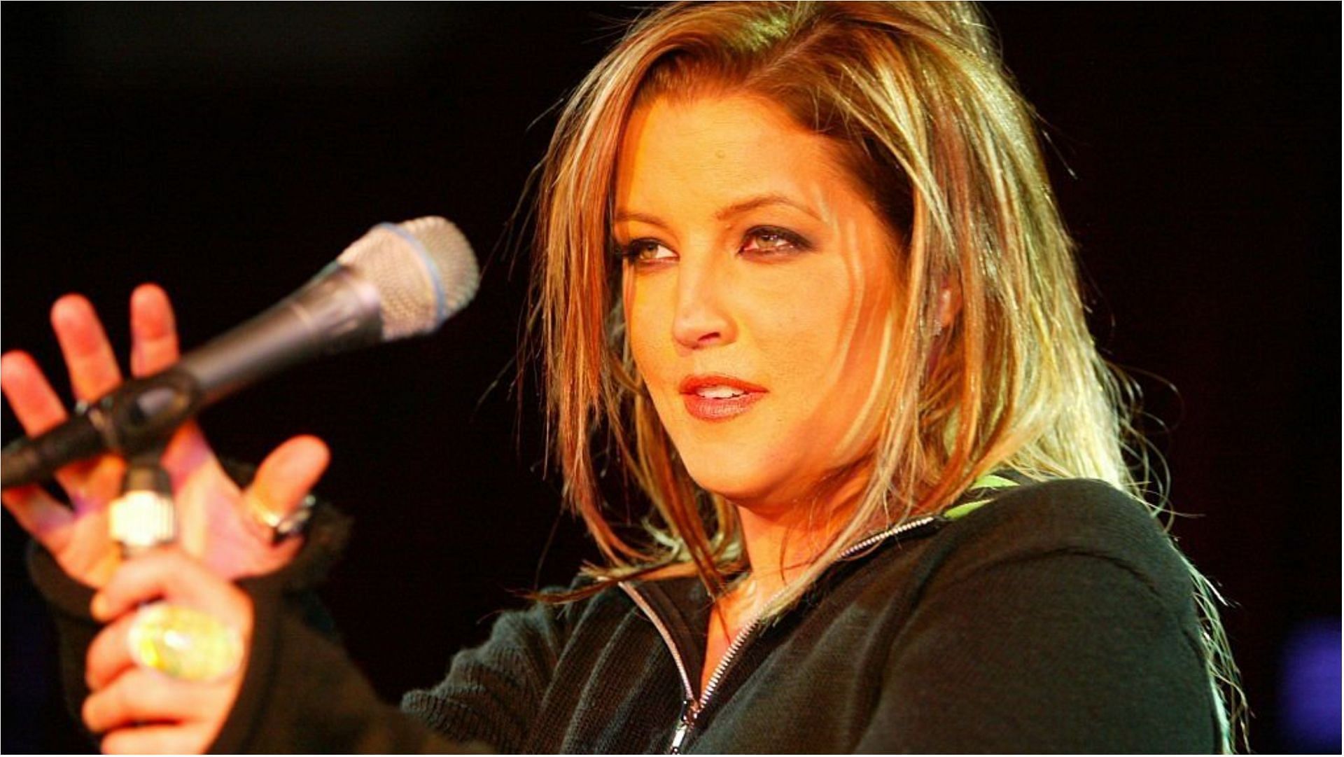Lisa Marie Presley had to suffer some financial problems after she spent a lot on her lifestyle (Image via Peter Macdiarmid/Getty Images)