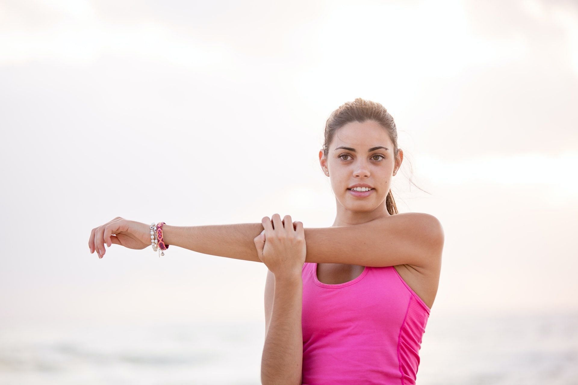 Cross arm stretch can improve your overall upper body&rsquo;s flexibility. (Photo via Pexels/Nathan Cowley)