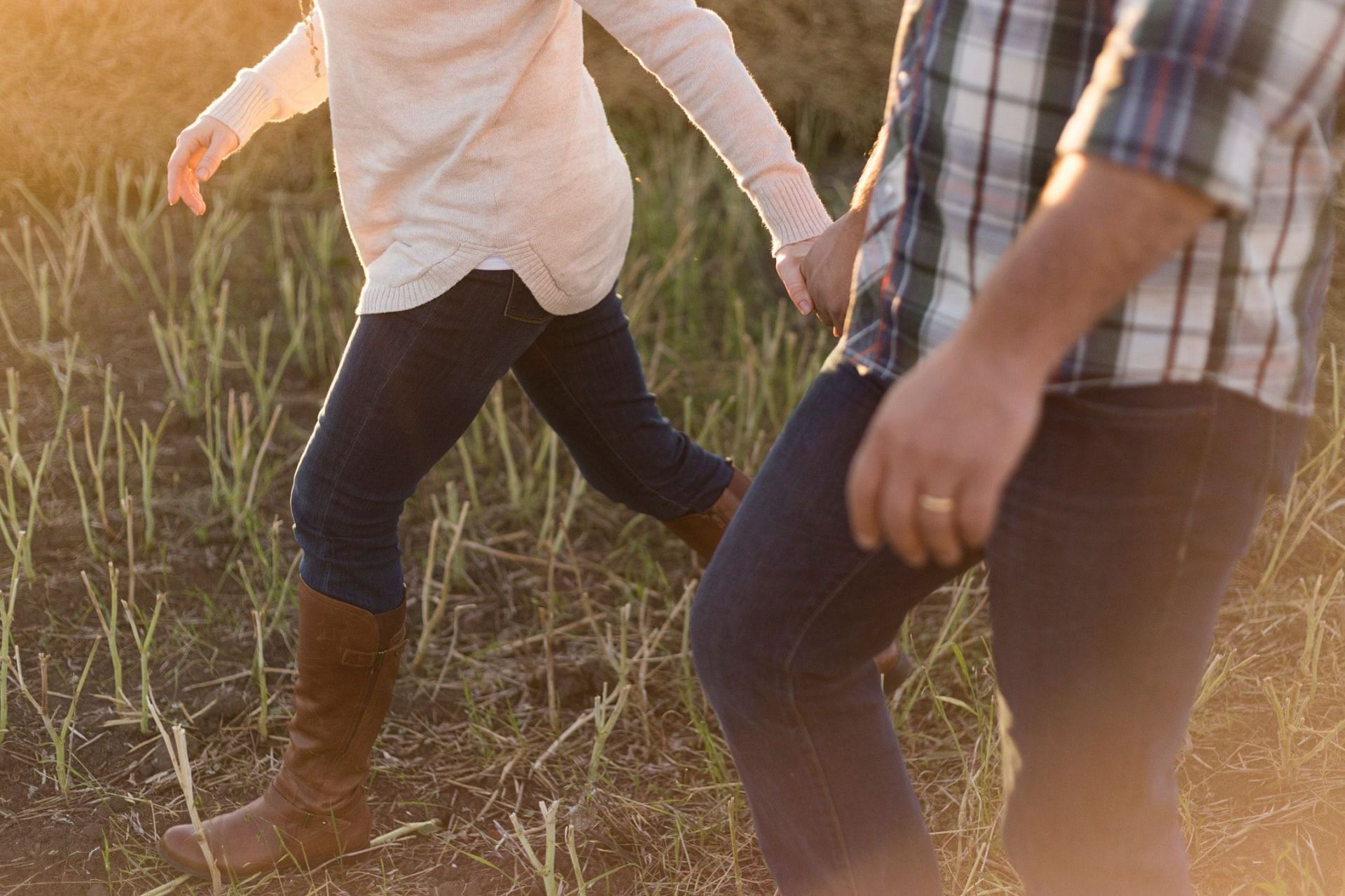 People who are sedentary make less than 5,000 steps a day. (Image via Unsplash / Priscilla Du Preez)