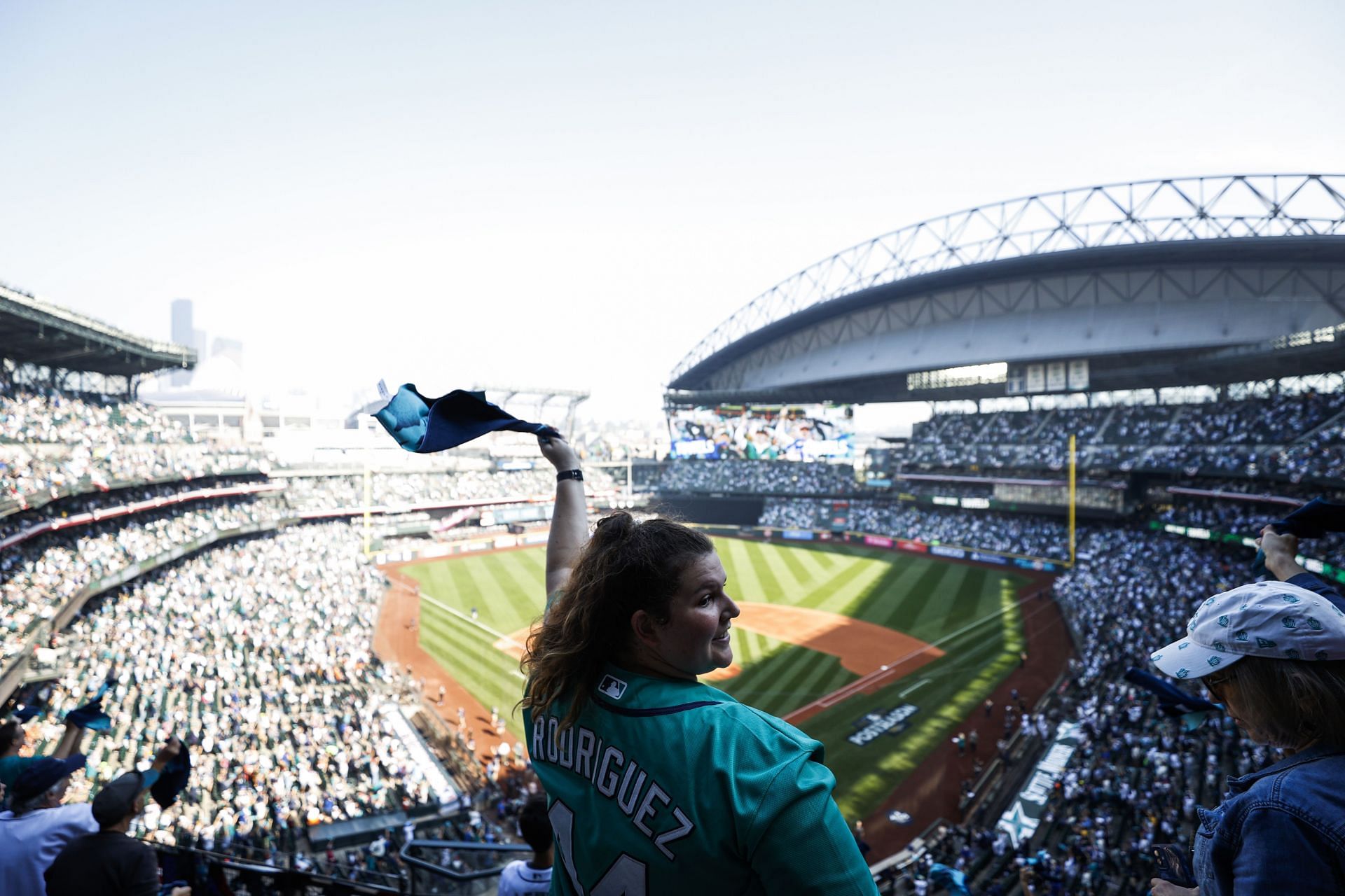 A fan cheers before Game 3 of the &lt;a href=&#039;https://www.sportskeeda.com/go/american-league-division-series&#039; target=&#039;_blank&#039; rel=&#039;noopener noreferrer&#039;&gt;American League Division Series&lt;/a&gt; between the Houston Astros and the Seattle Mariners.
