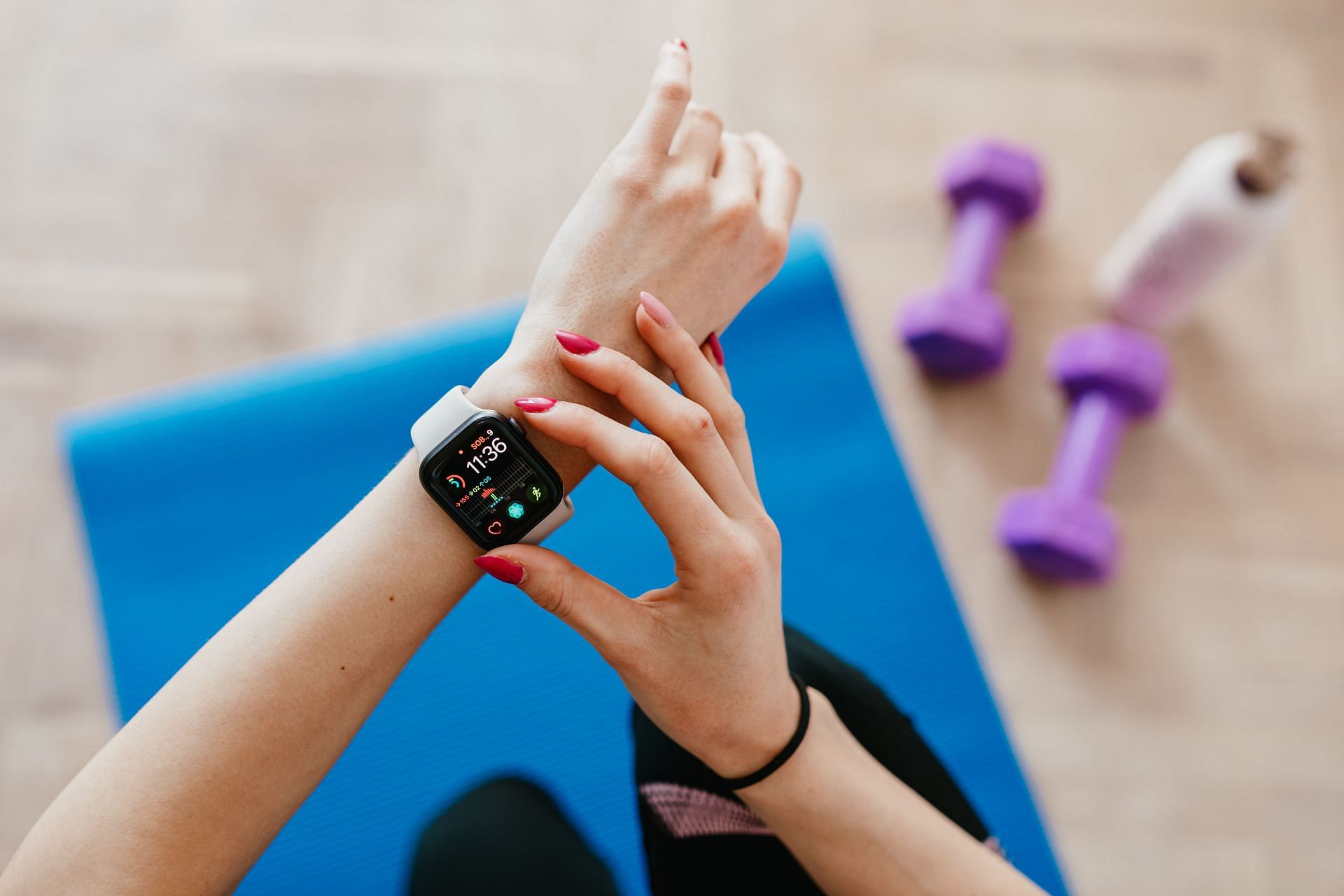 A step counter can help you better track your fitness (Image via Pexels @Karolina Grabowska)